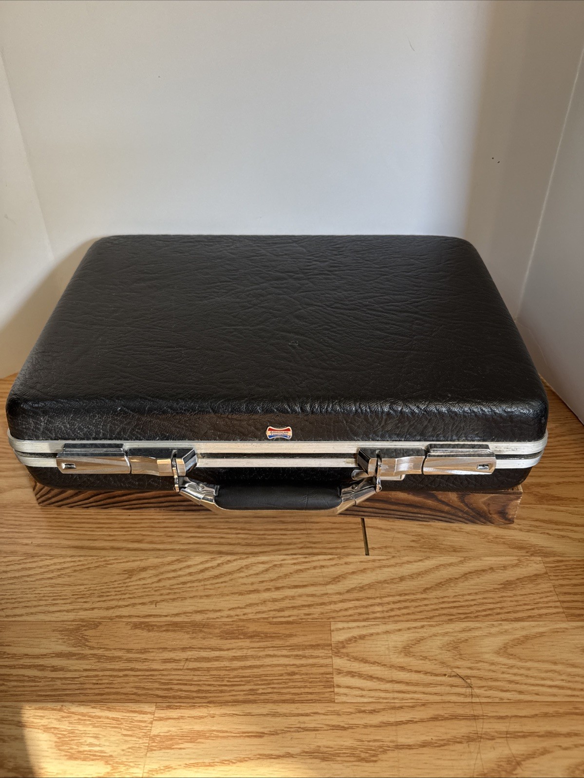 Vintage American Tourister Briefcase Hard Shell Vinyl Lock 18x14x3.75″ Black Key