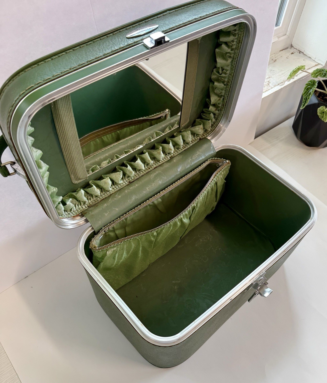VTG Sears Featherlite Train Case Avocado Green Mid-Century Mod Mirror Luggage