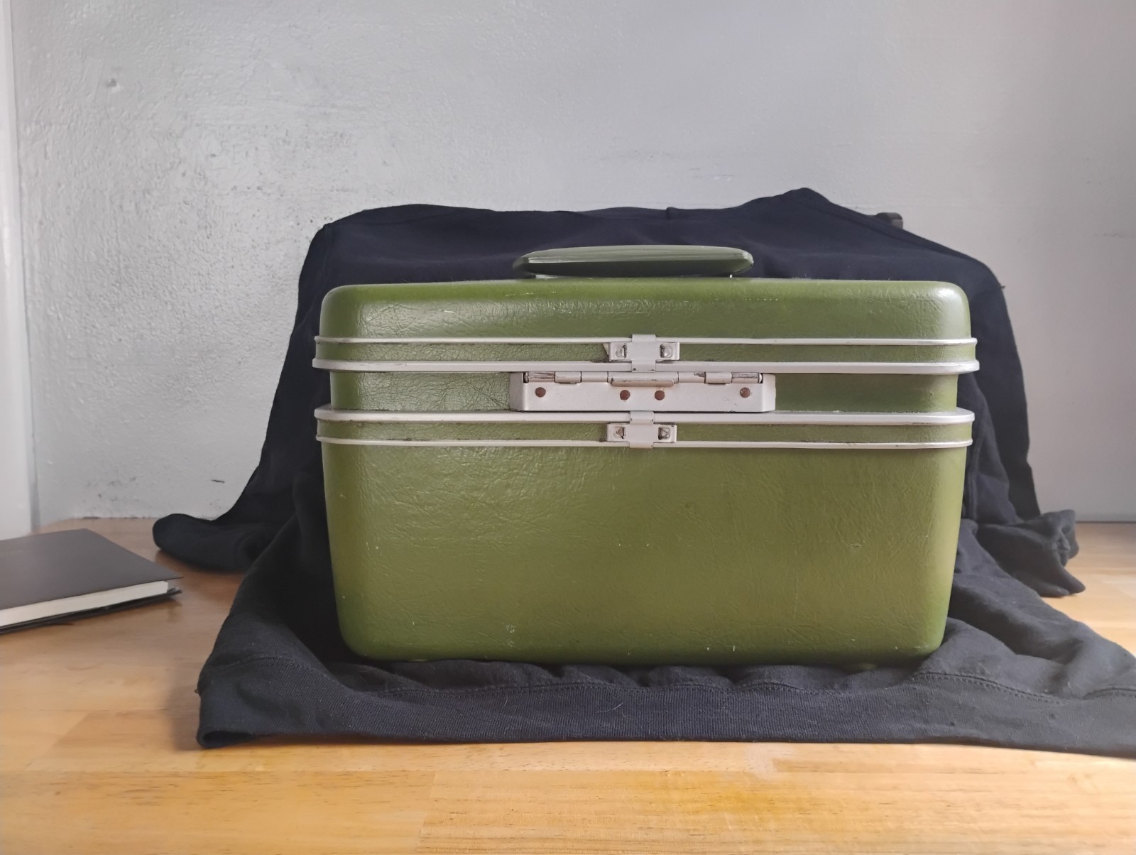 Vintage Royal Traveller OIlive Green Small suitcase, Make-up case