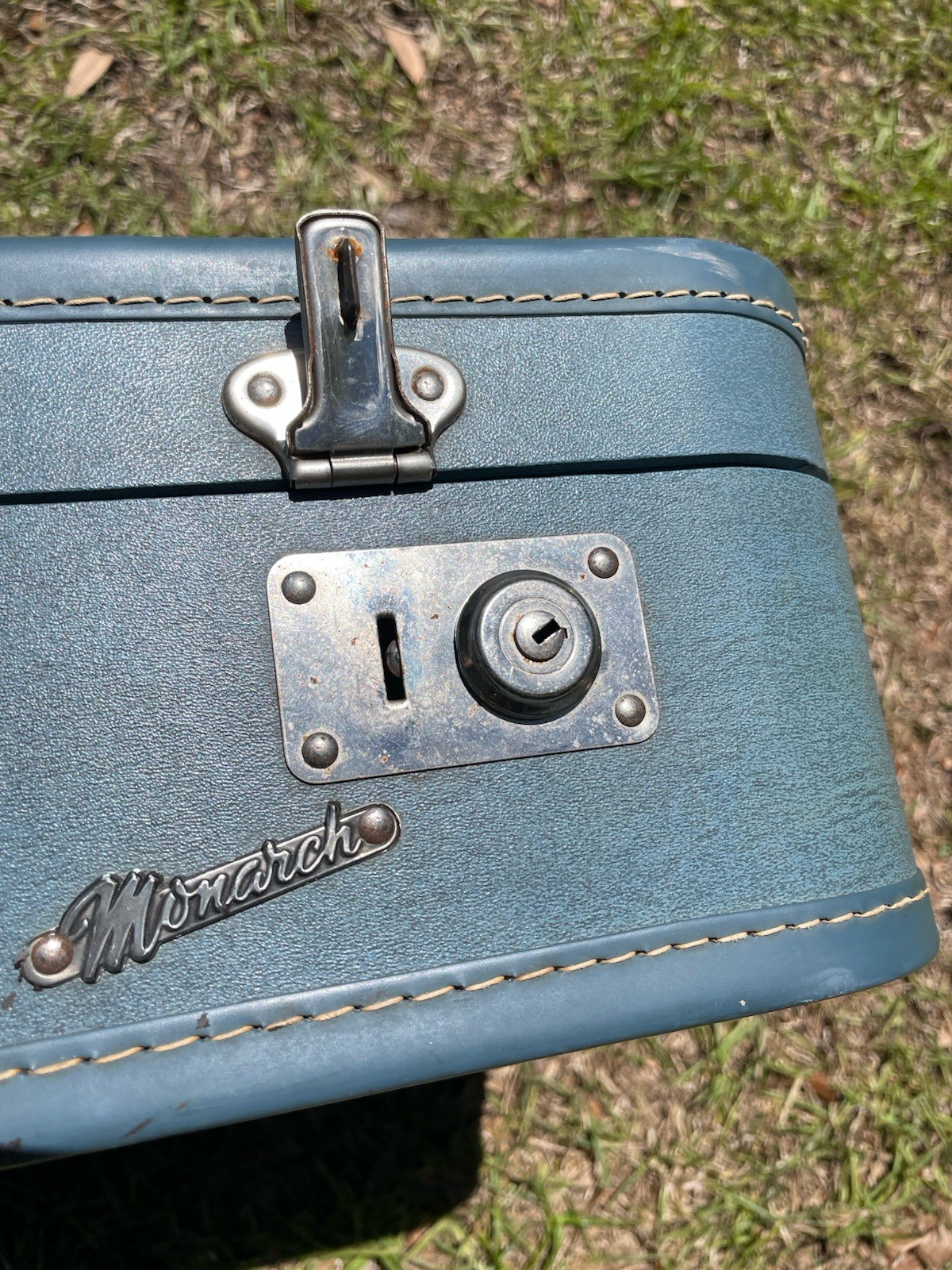 Vintage 1960s Monarch Luggage Blue Hard Shell Suitcase NO KEY 21 x 16 x 5.5”