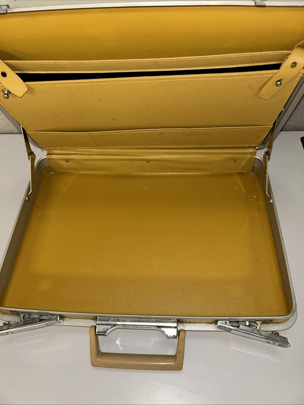 Rare Vintage Royal Traveler Women’s Briefcase Yellow Hardcover 18″x13″x3.5″