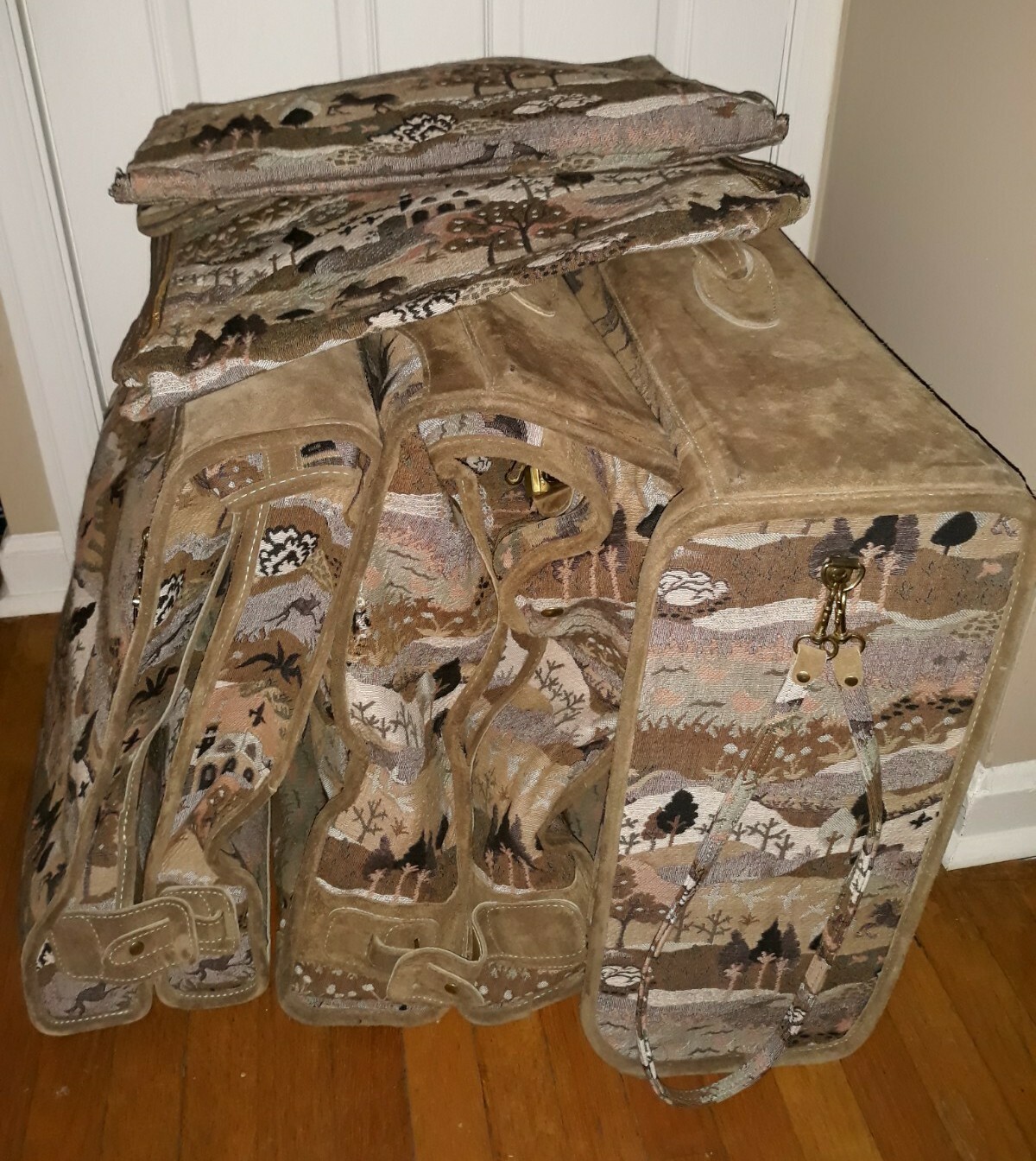 The French Company COUNTRYSIDE Floral Tapestry 5 Piece Luggage Set with Hanger