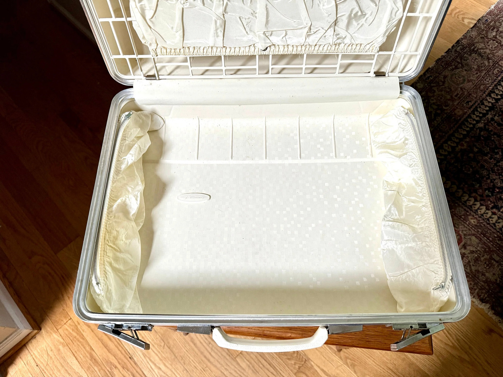 Vtg White Sears Forecast Suitcase | Hardshell Sears Forecast Suitcase