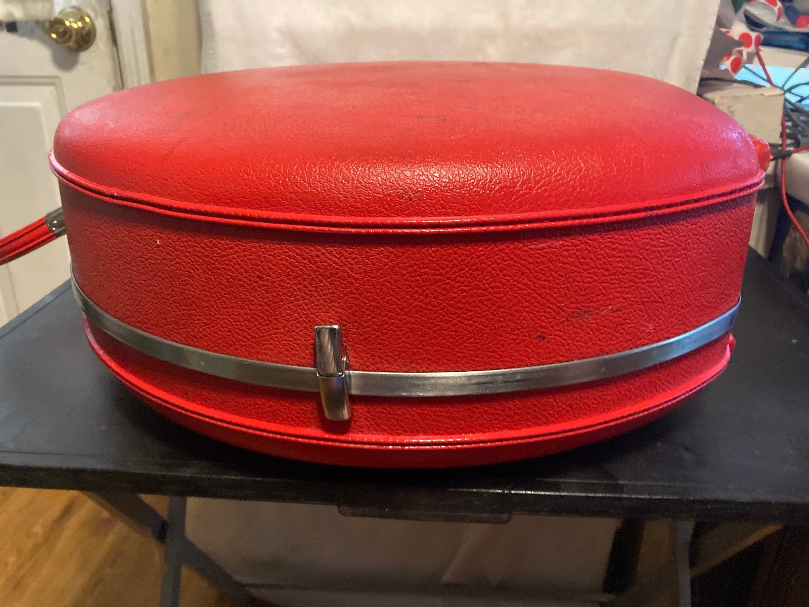 Vintage American Tourister Tiara Round Hat Box Luggage 20″ Suitcase Red Case