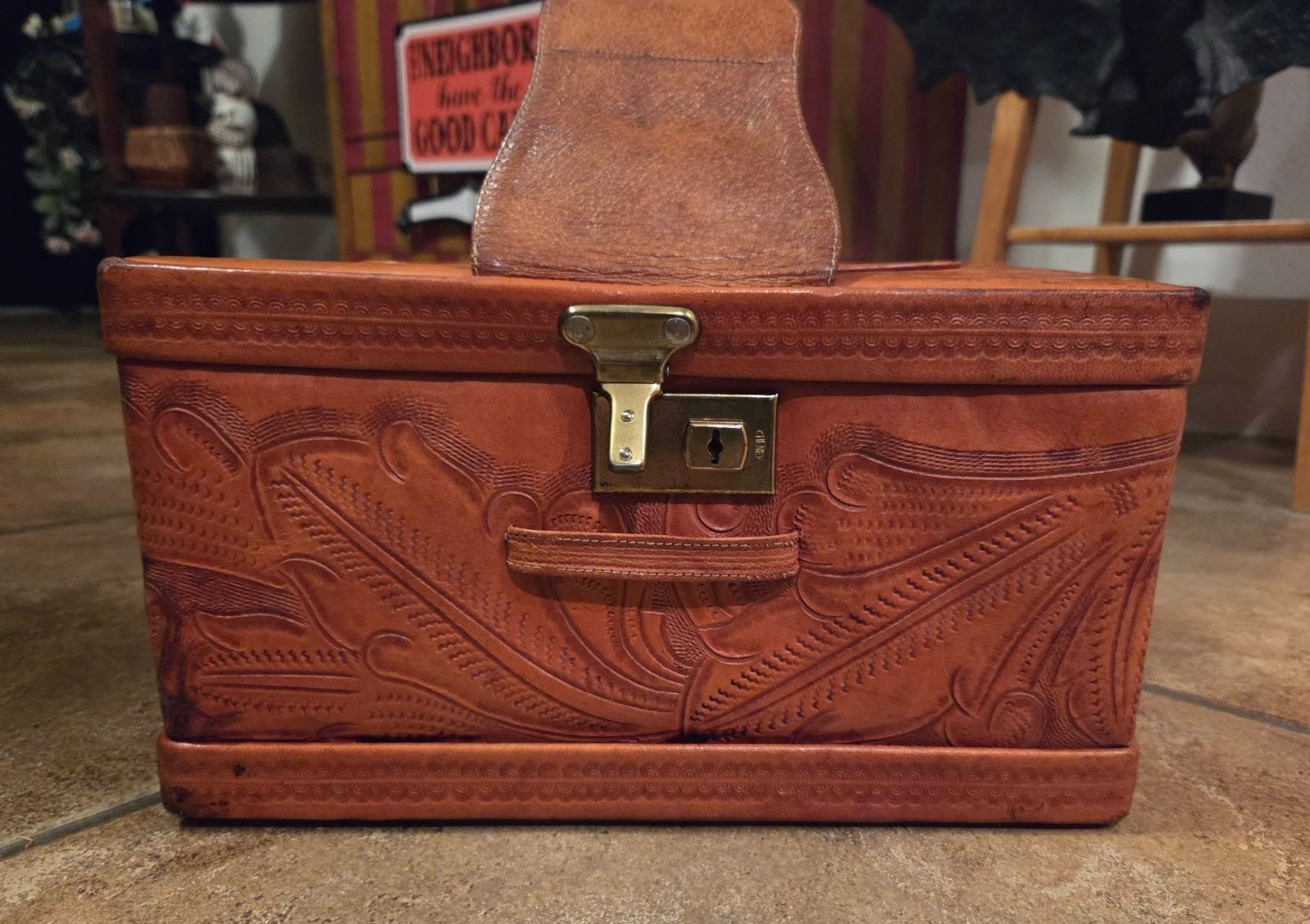 Vtg Hand Tooled Leather Brown Train Case Cosmetic Jewelry Pocket 40’s