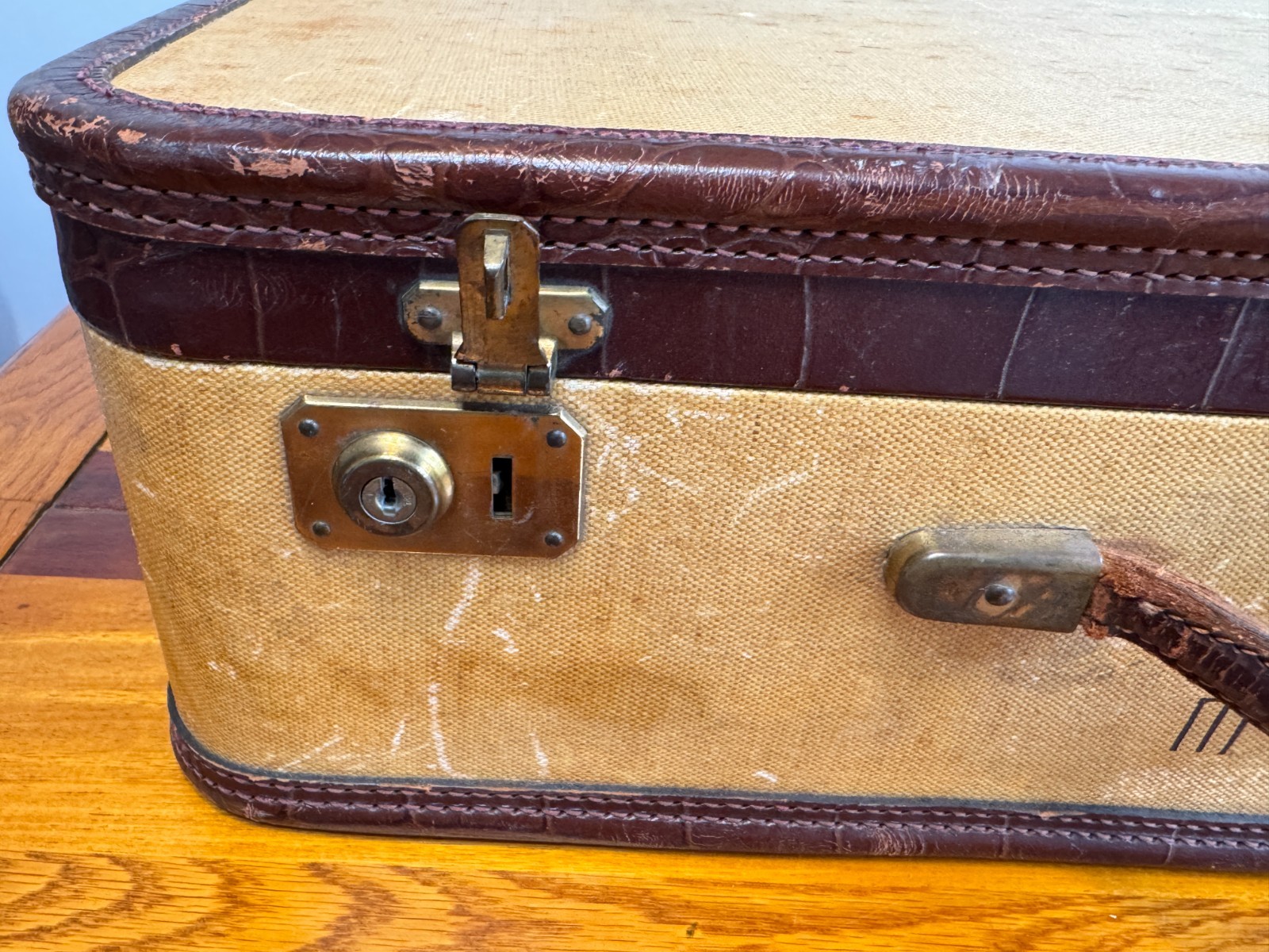 AMELIA EARHART LUGGAGE SUITCASE WITH KEYS FOR LOCKS – 24×14.5″ -TRAVEL -AIRPLANE