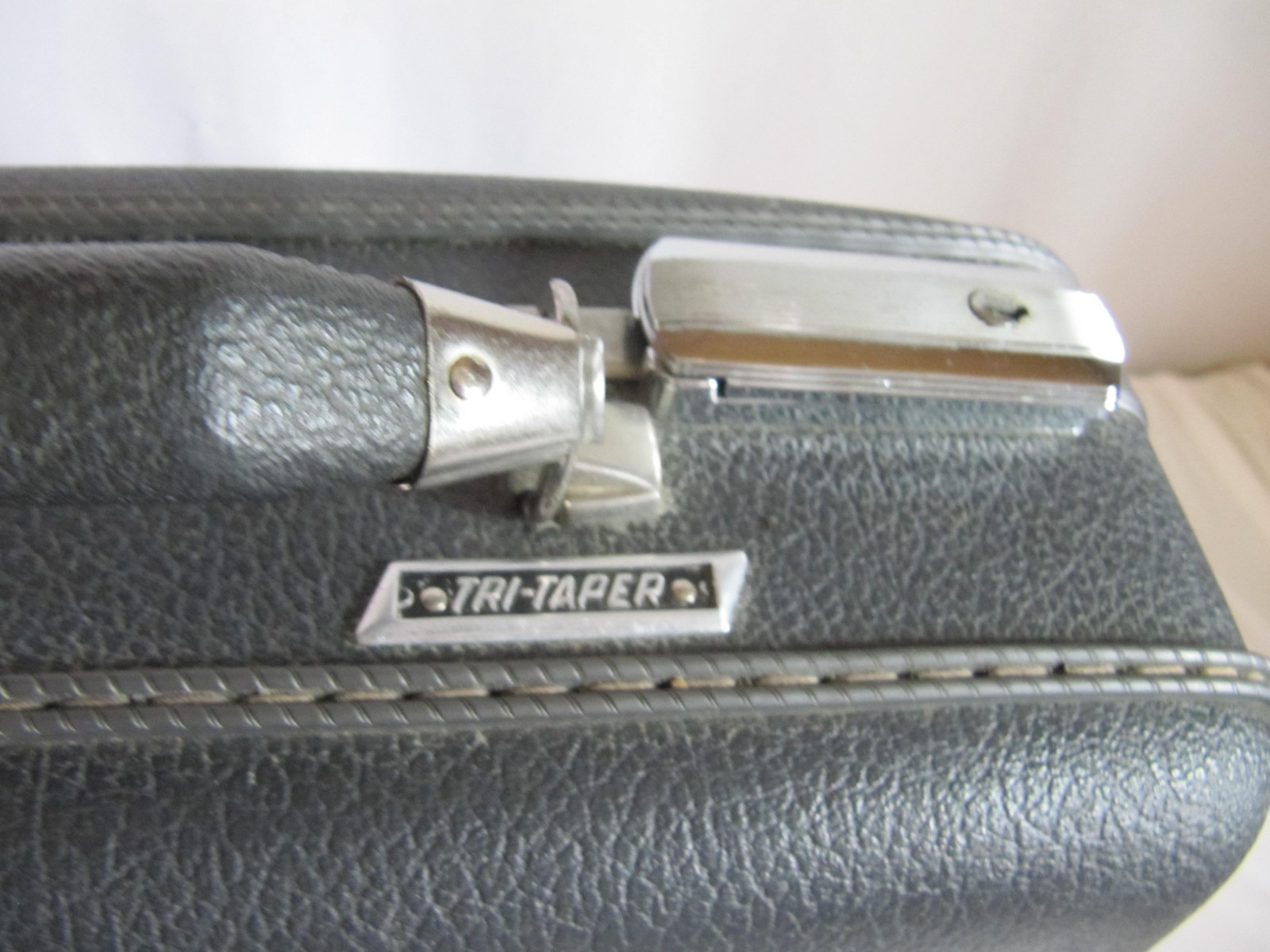 VTG American Tourister Tri-Taper Black Hard shell Suitcase Luggage-16x6x12-w/Key