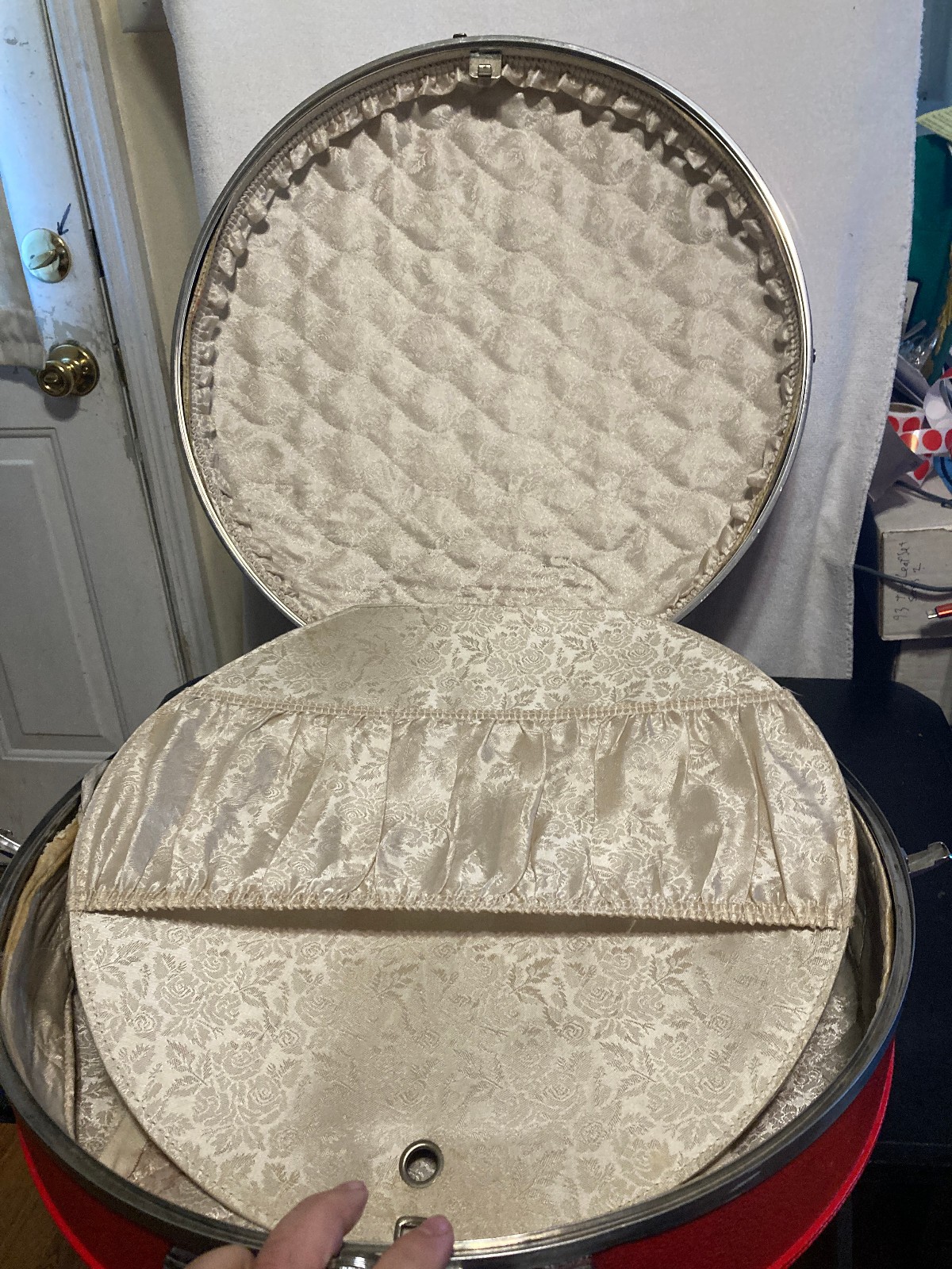 Vintage American Tourister Tiara Round Hat Box Luggage 20″ Suitcase Red Case