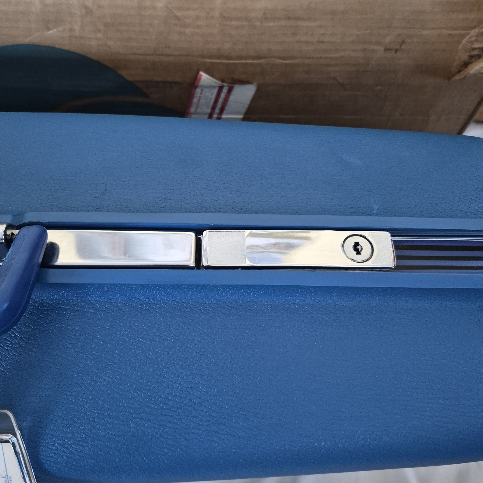 Samsonite Concord Vintage Hard Shell Suitcase 30” x 23” x 9” Blue + Wheels