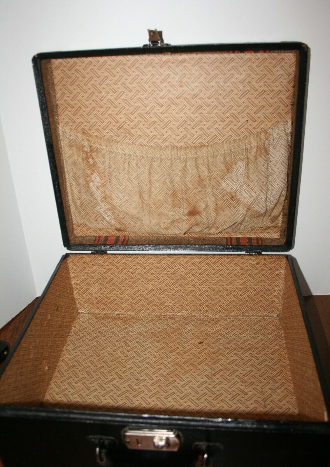 VTG Suitcase Train Case Travel Sticker Yellowstone Nat’l. Park Hard Shell Black