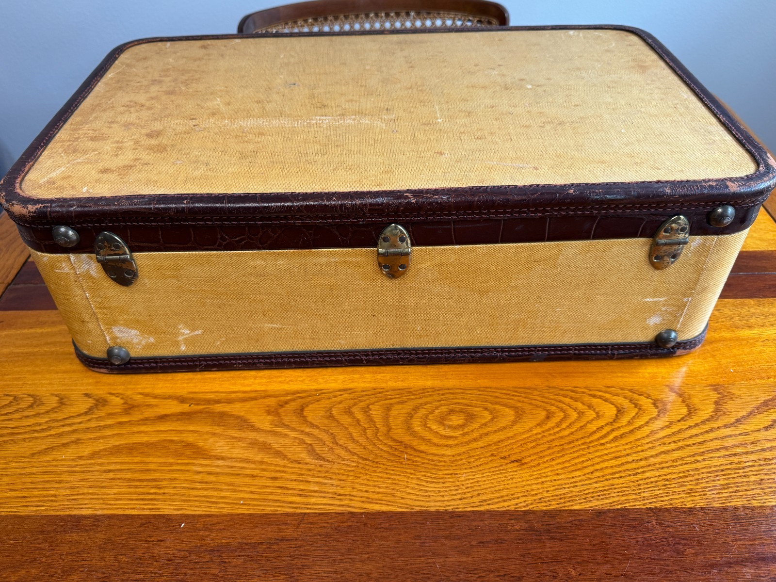 AMELIA EARHART LUGGAGE SUITCASE WITH KEYS FOR LOCKS – 24×14.5″ -TRAVEL -AIRPLANE
