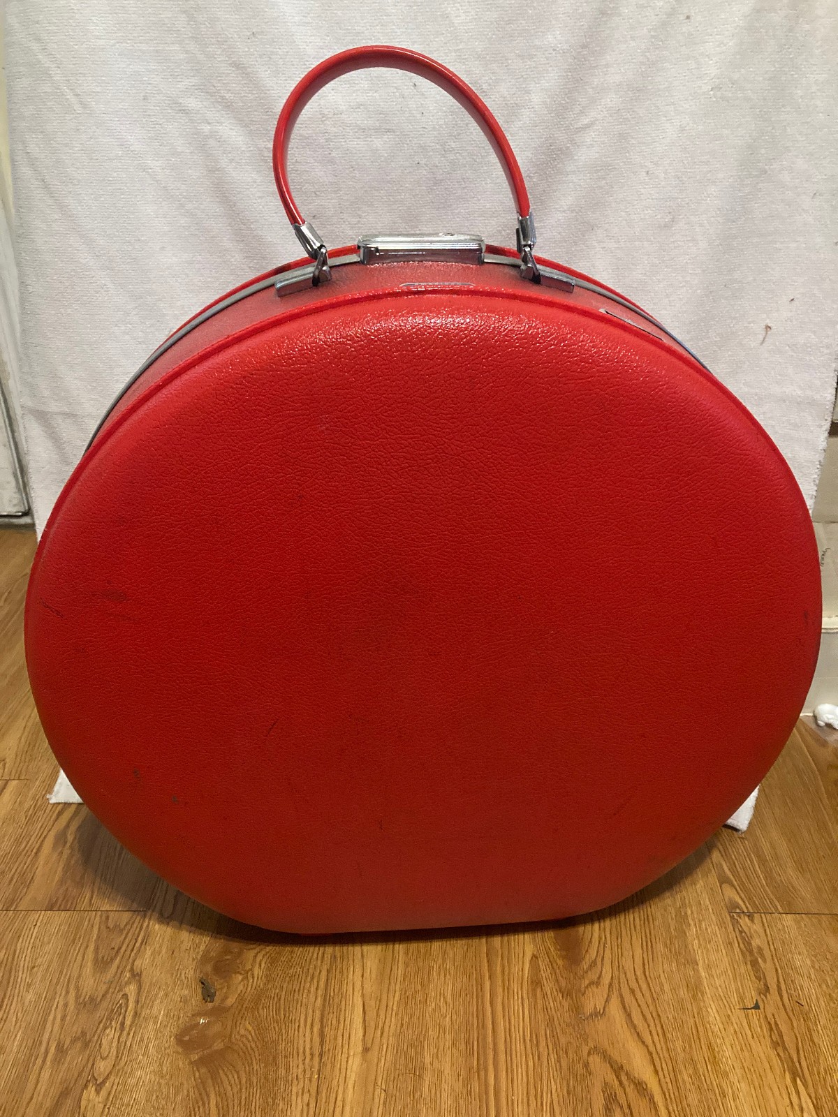 Vintage American Tourister Tiara Round Hat Box Luggage 20″ Suitcase Red Case
