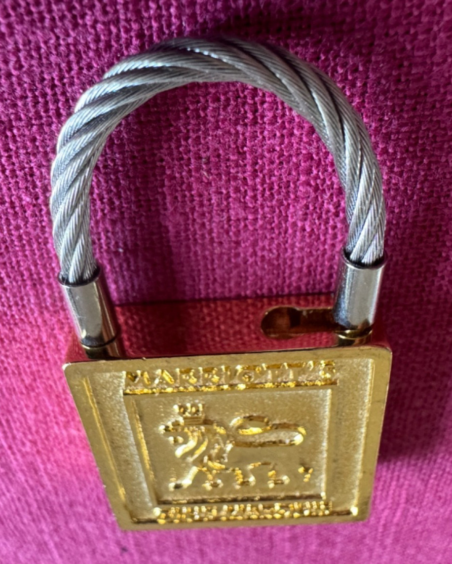 Vintage Club Marriott Marquis Convoy Luggage Lion Tag Key Fob Chain Travel Hotel