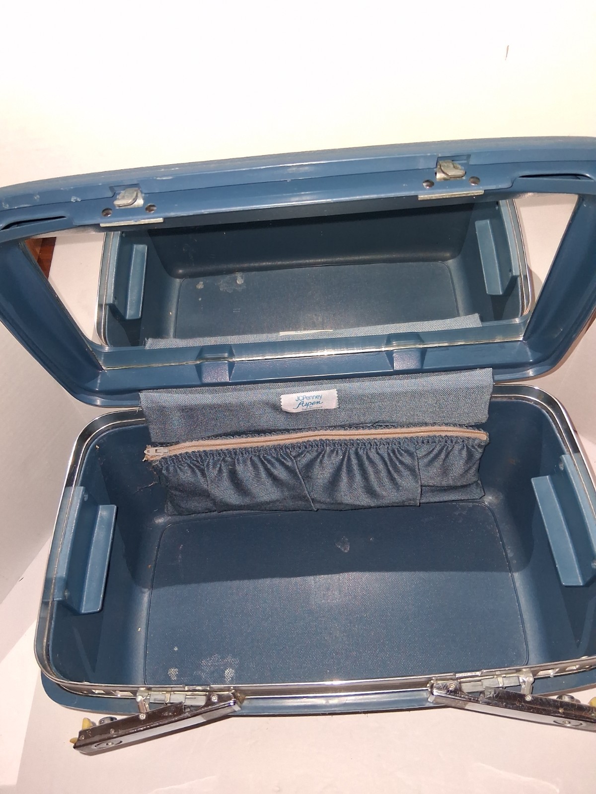 Vtg Blue JCPenney Aspen by Samsonite Silhouette Train Luggage Cosmetic Case Key