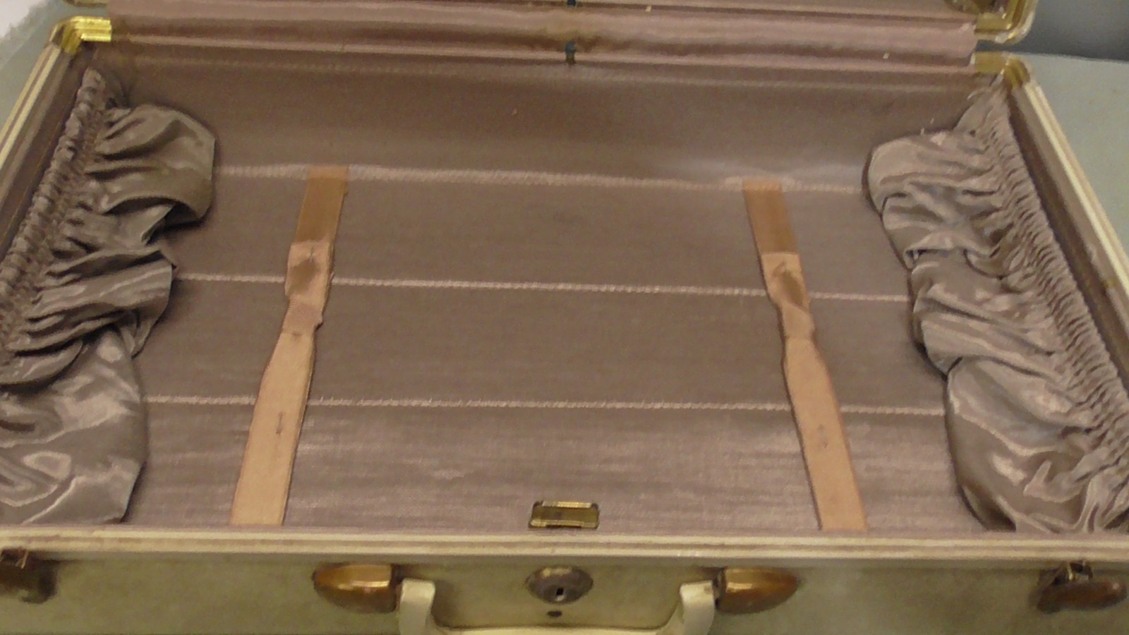 Vintage Samsonite Shwayder Suitcase MARBLED Cream Tan APX 21″x17x8 no key