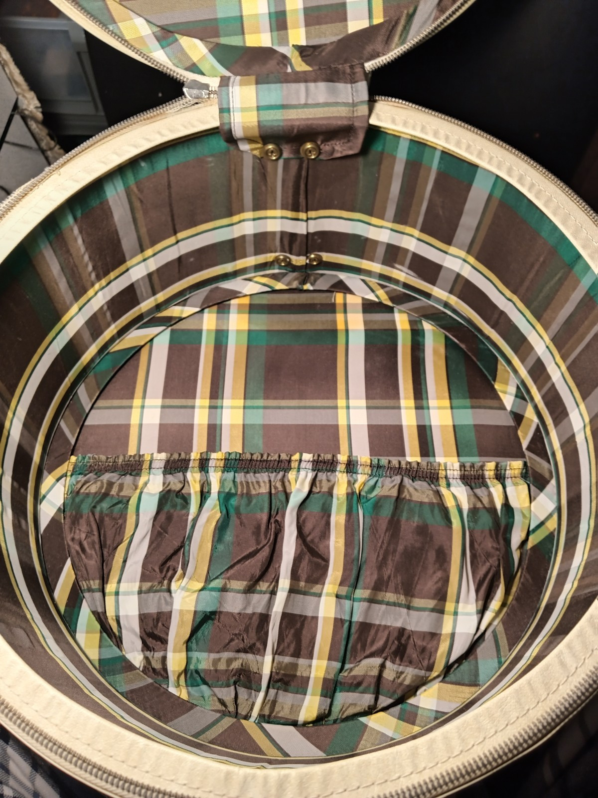 VINTAGE LARK DROUTMAN NY ROUND CARRY ALL HAT BOX LUGGAGE WITH LOCK & KEY PLAID