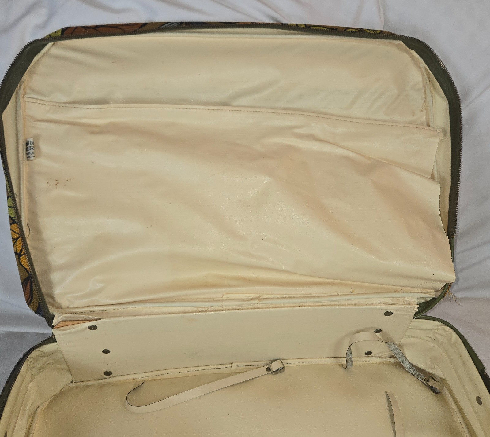 Bantam Travelware Luggage Suitcase Floral Fabric 21″ x 14″ x 6″