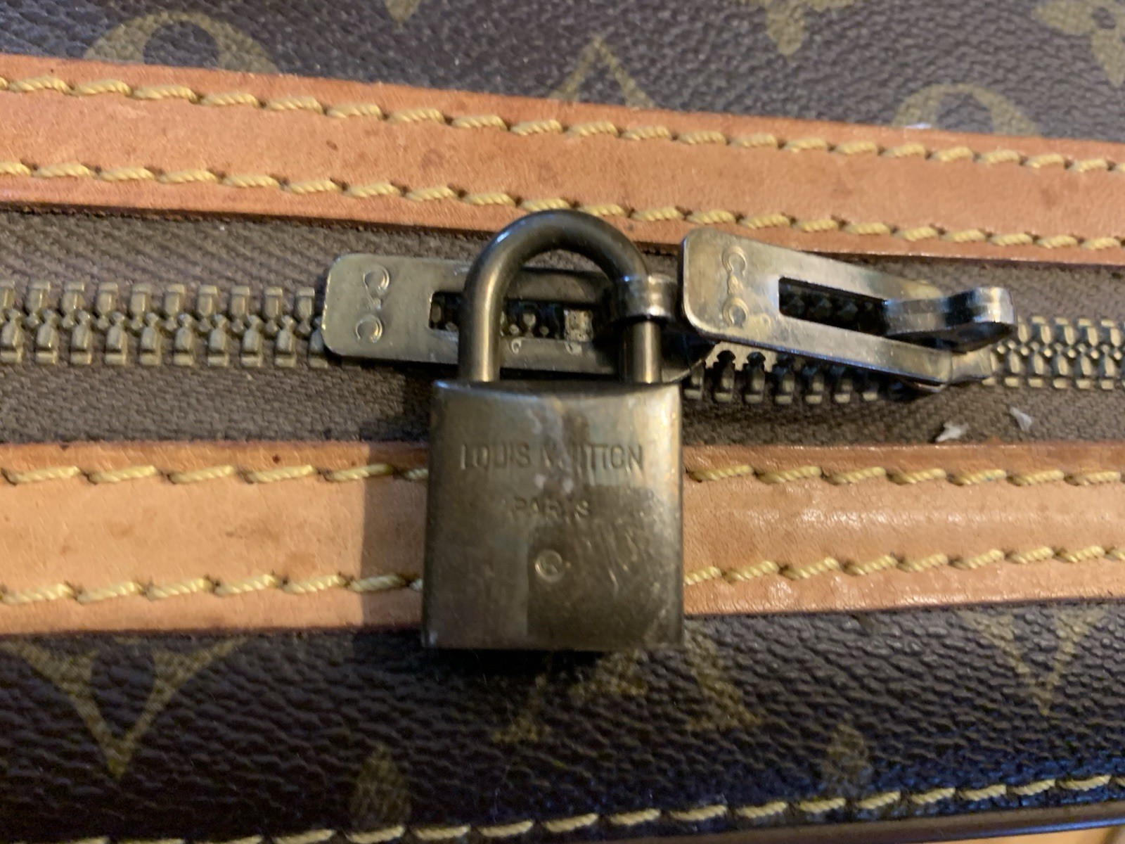 2 27inch Vintage Double Leather Strap Louis Vuitton 1970s. Condition: excellent