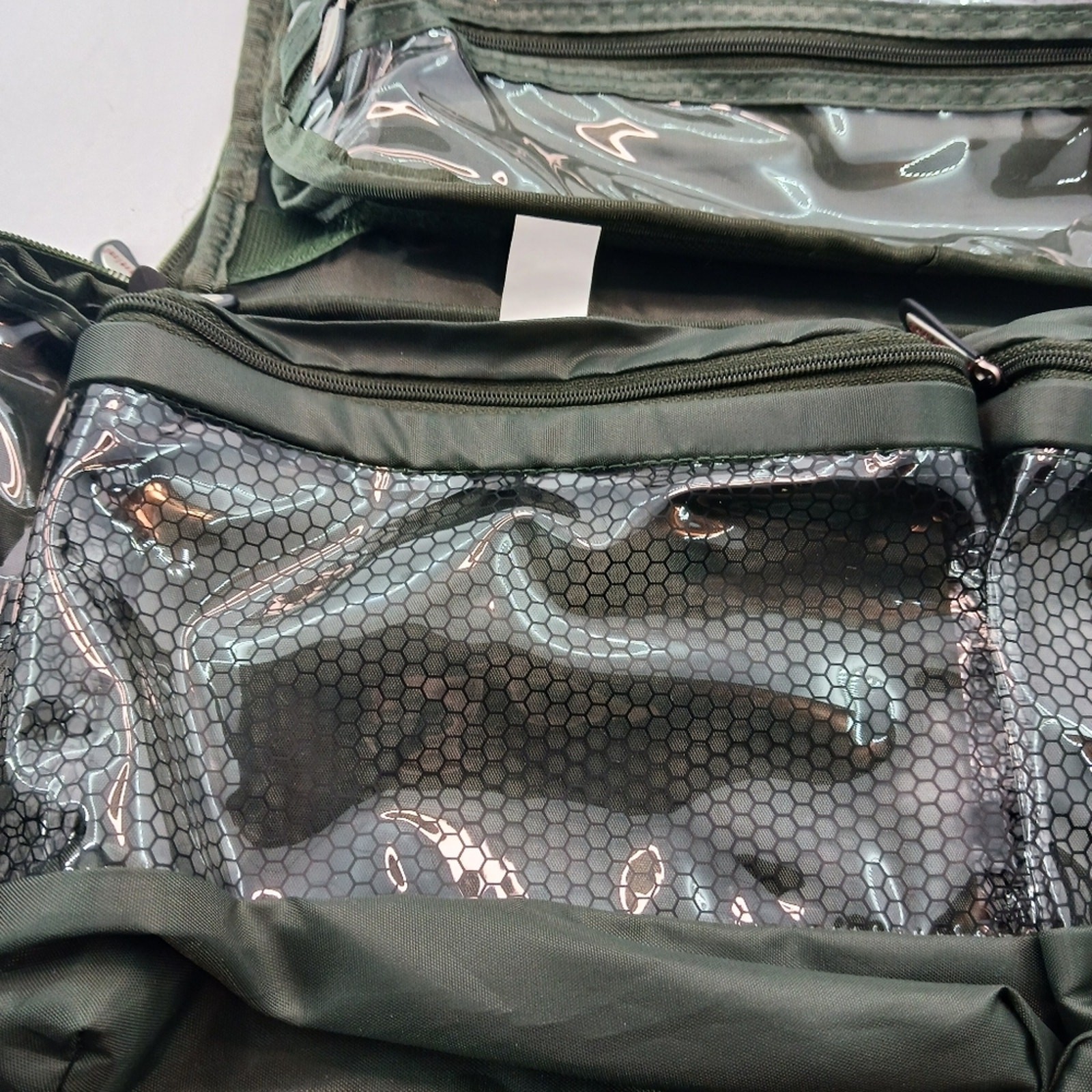 Travelon Troiletry Bag Green Zipper Closure Pockets Vinyl Travel Carry On NWOT