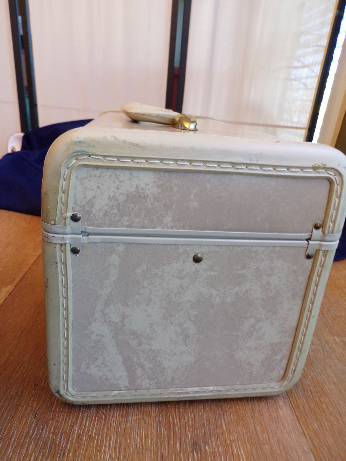 1960s Samsonite Shwayder Bros style 4512 Beige Marbled Cosmetic Train Hardcase