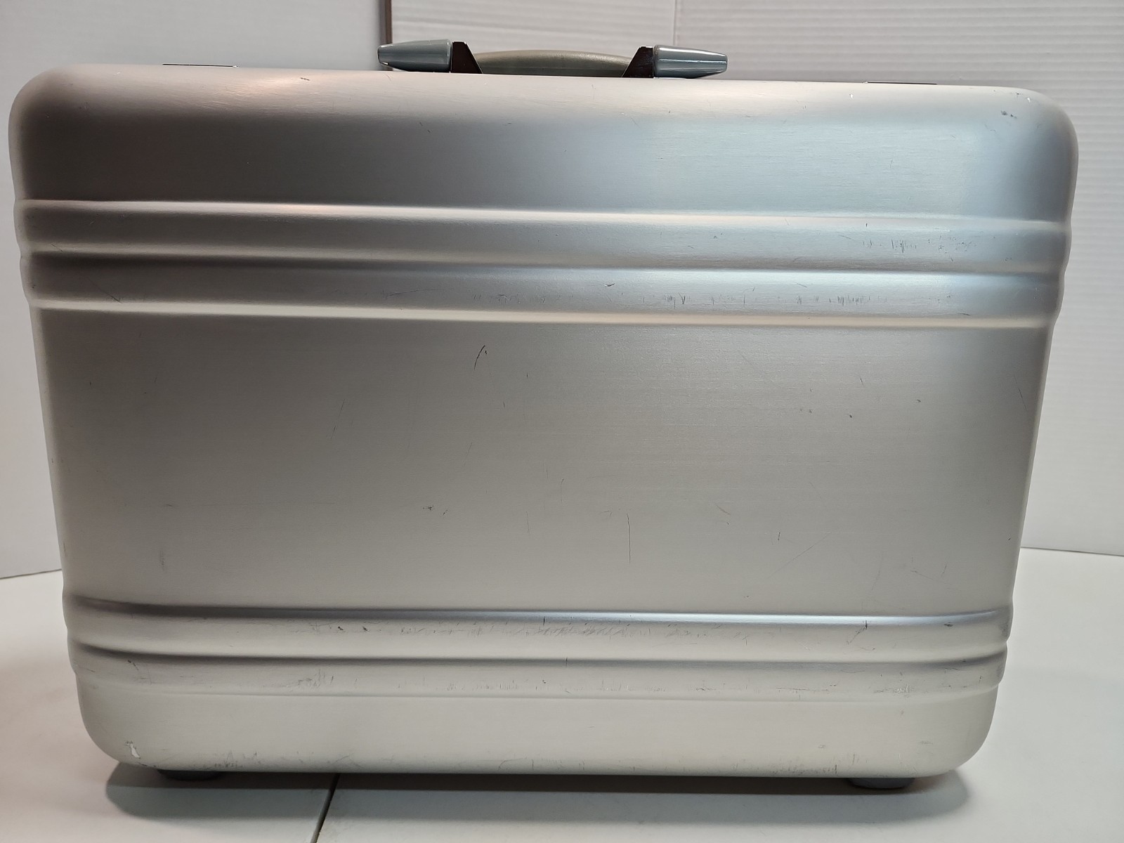 Zero Halliburton Locking Silver Aluminum Attache Case Briefcase – 1980’s – Used