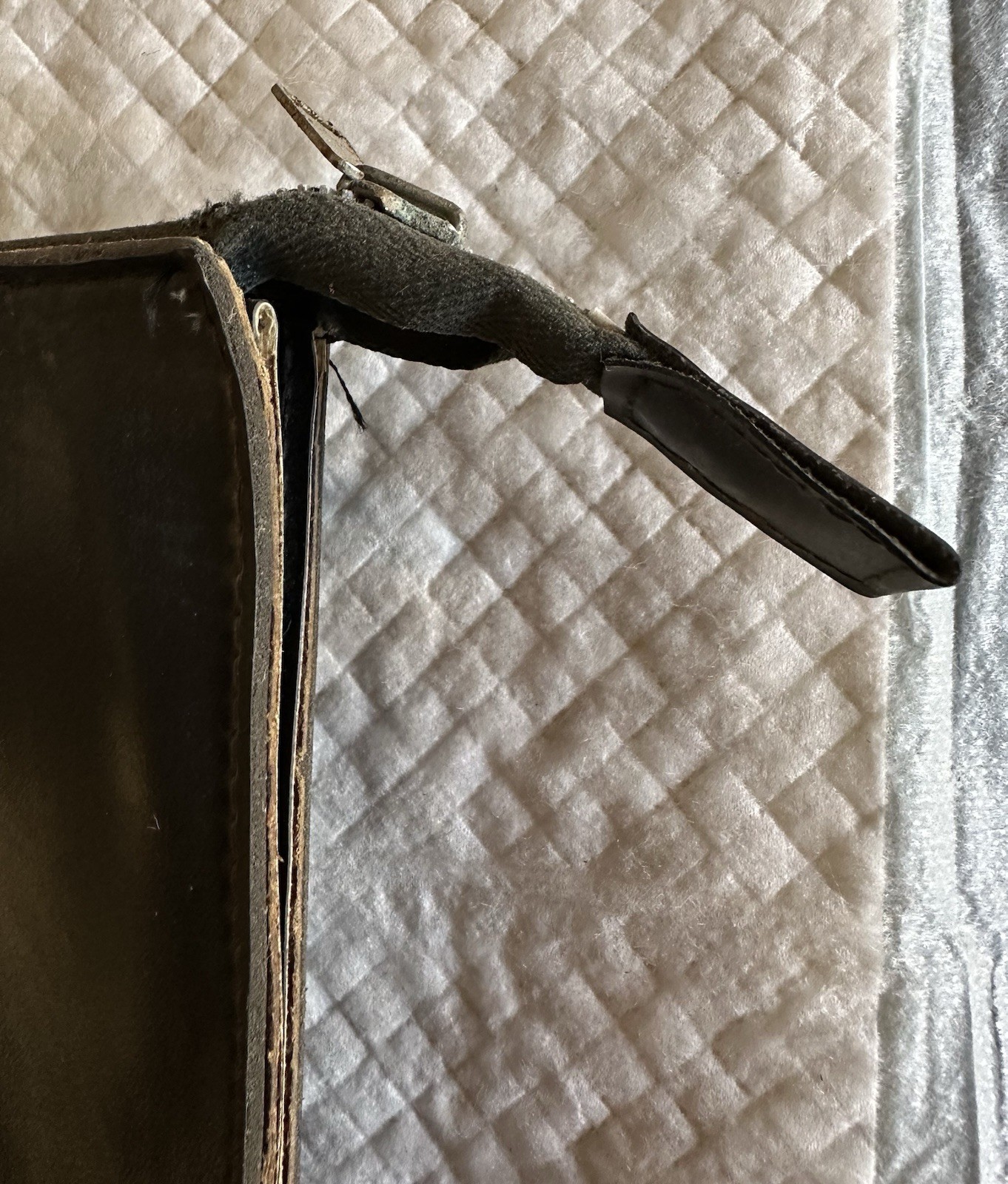 Vintage 11″ x 16″ Leather Zipper Close Portfolio Case Made by Berlad Ltd Israel