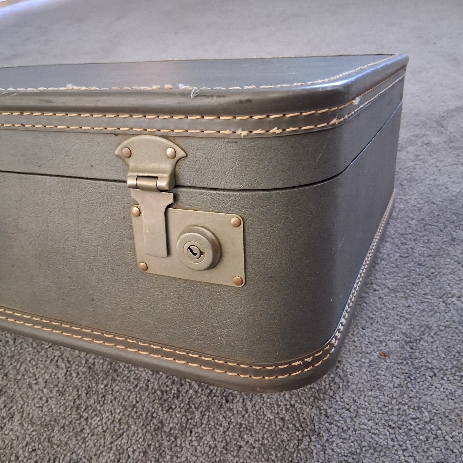 Vintage 1950s US Trunk CO Hardside Travel Suitcase Lined w Logo Accent