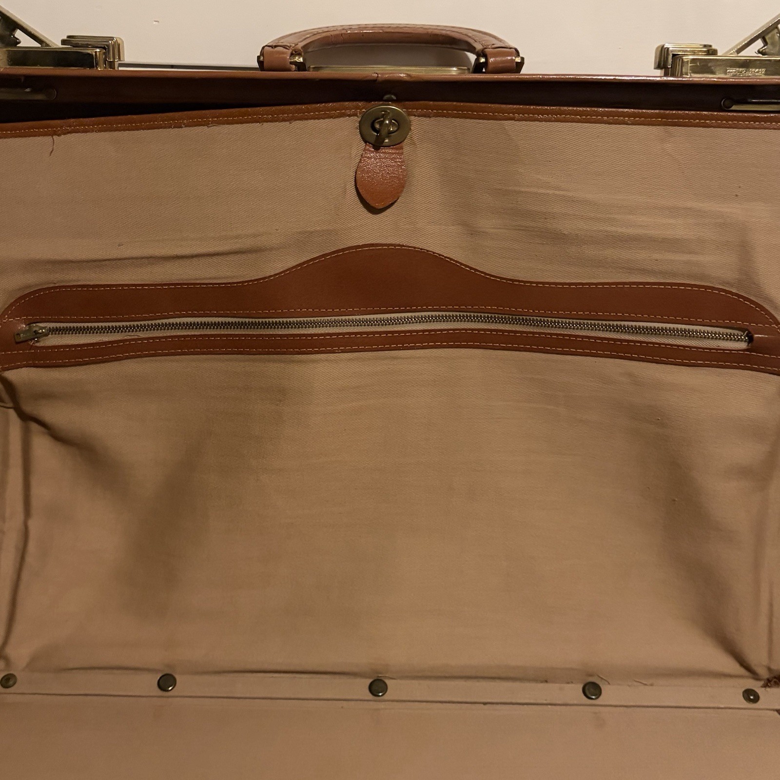 Leather Garment Bag Suit Carrier 22 Tan Brass Lock Travel Case Vintage