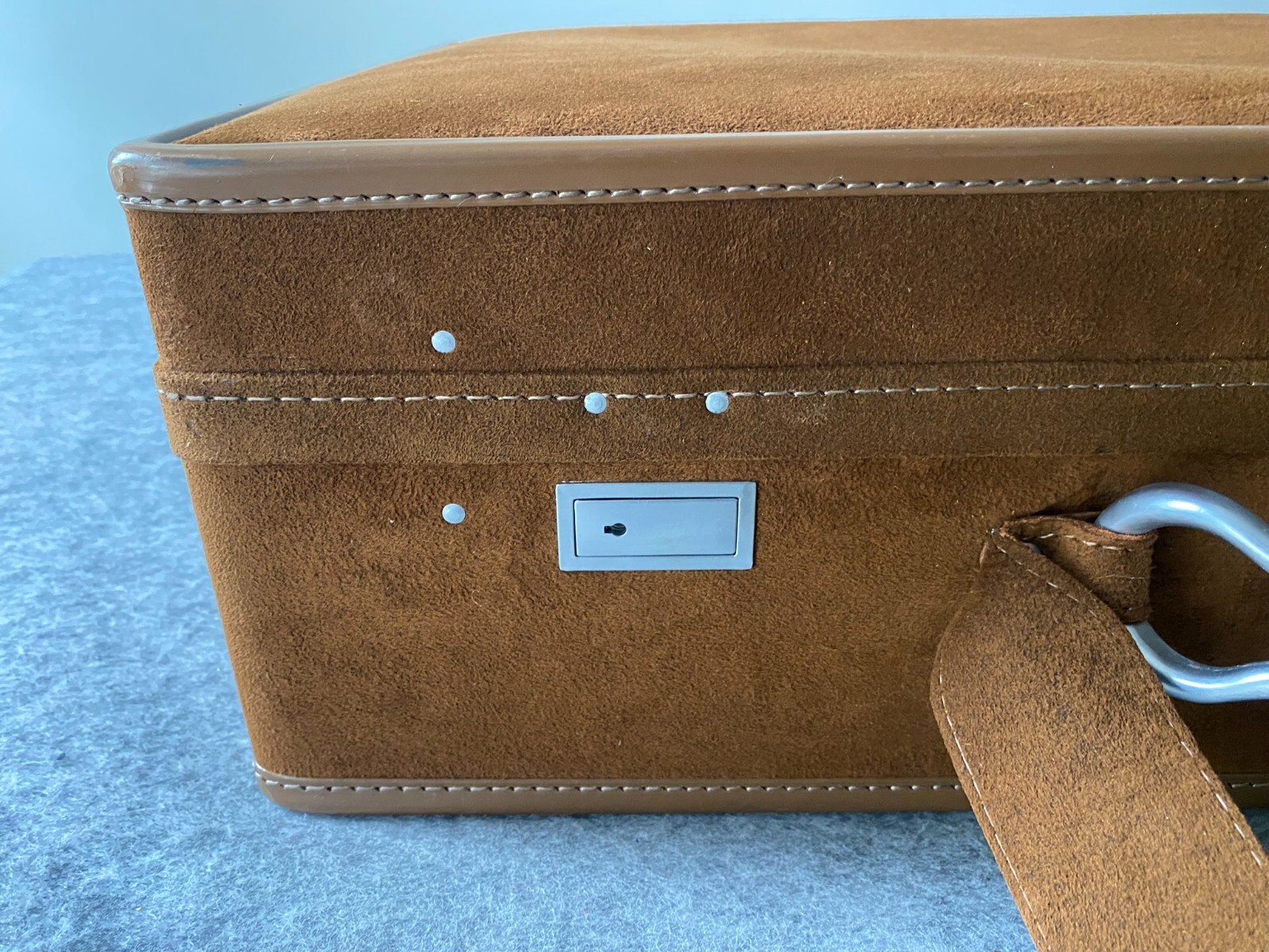 Beautiful Suede Tan Vintage Halston Hartmann 25” Suitcase Luggage UNUSED – Rare