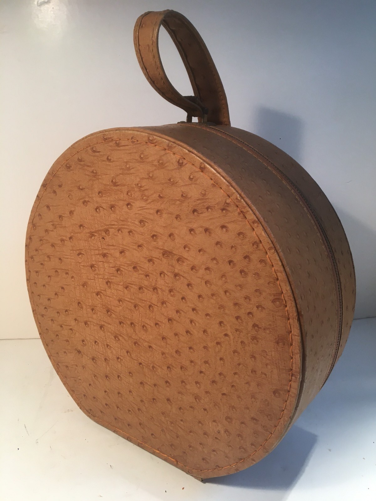 VINTAGE 1960’S ROUND VANITY MAKE-UP TRAVEL CASE OSTRICH LEATHER VINYL BARBIE