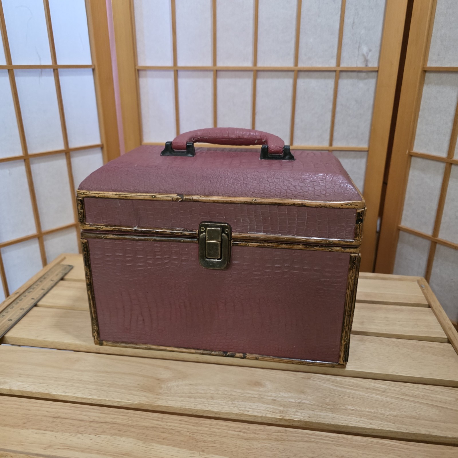 Vtg 50’s Train Case Makeup/Sewing/Stash Box Faux Alligator Vanity Cosmetic Lined
