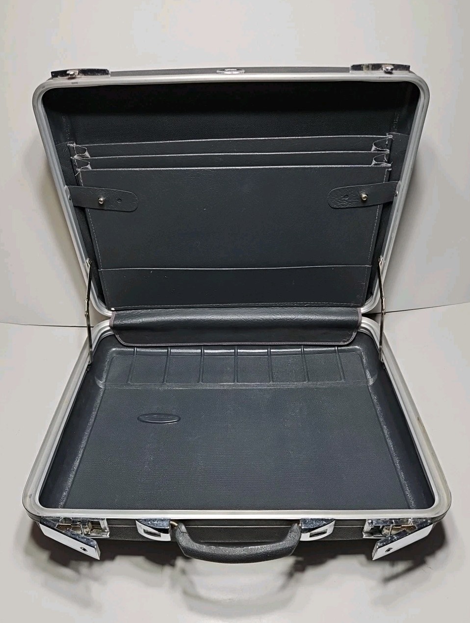 Briefcase Vintage Sears Forecast Gray – great condition No Keys