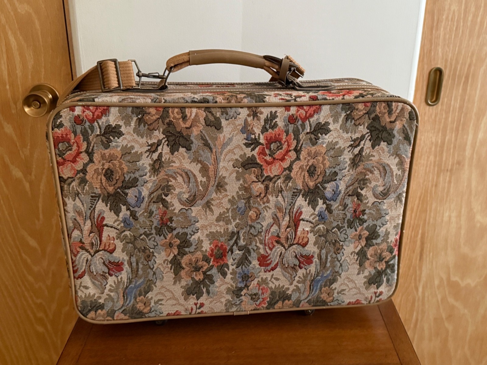 Vintage 80s Leisure Luggage Tapestry Floral Tan Leather Trim Suitcase Bag 21″