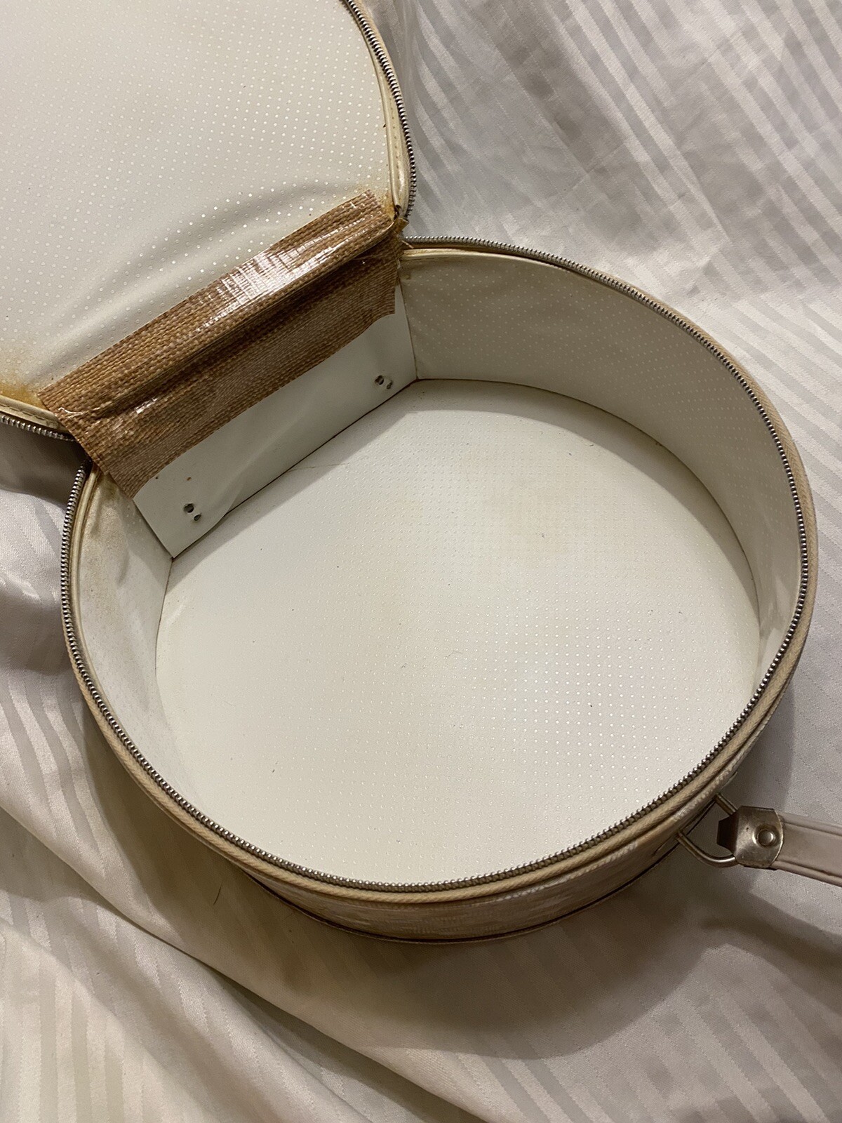 Vintage HAT BOX Travel Luggage Suitcase ROUND Pearl Tan Bag Train Case Carry On