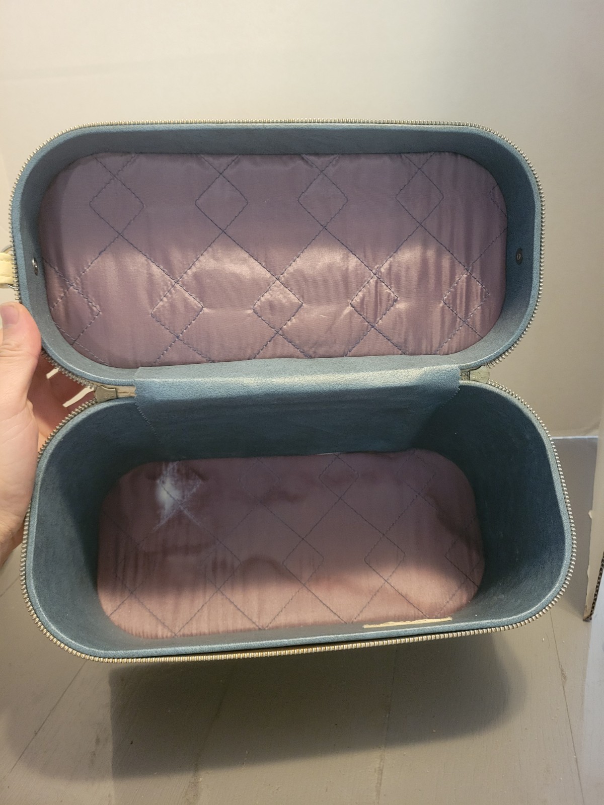Vintage 1950’s White Skyway Train Case Luggage Rare Size 11x5x7″