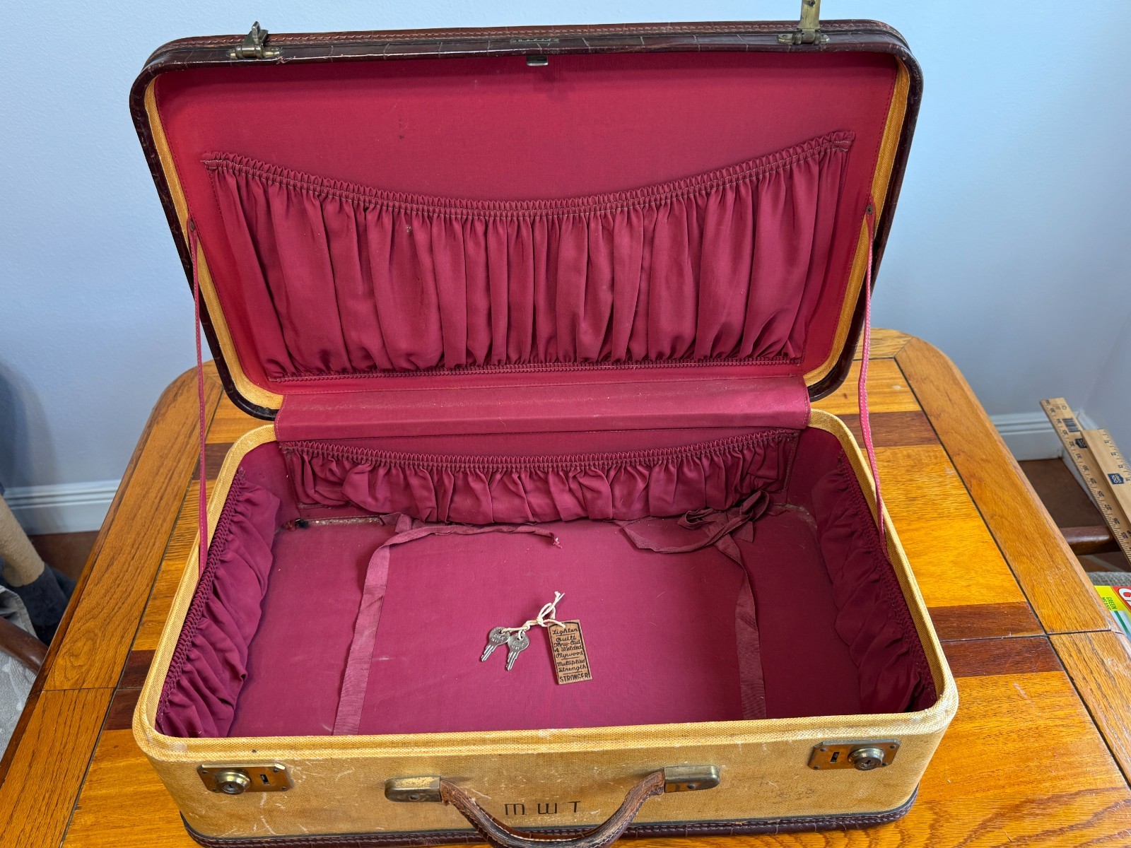 AMELIA EARHART LUGGAGE SUITCASE WITH KEYS FOR LOCKS – 24×14.5″ -TRAVEL -AIRPLANE