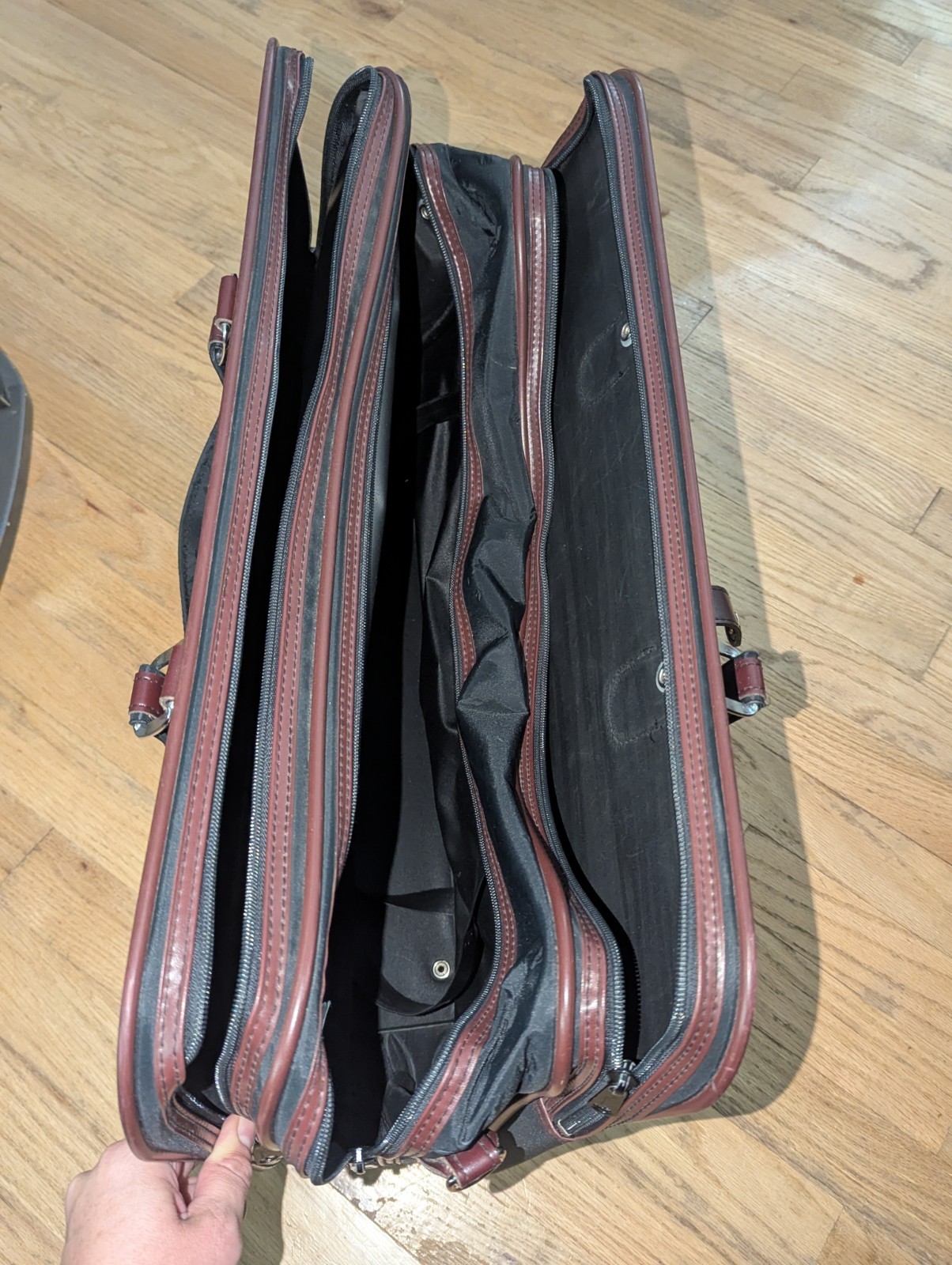 Vintage Skyway 14×22 Garment Bag Suit Carrier Black Burgundy Striped Travel Bag