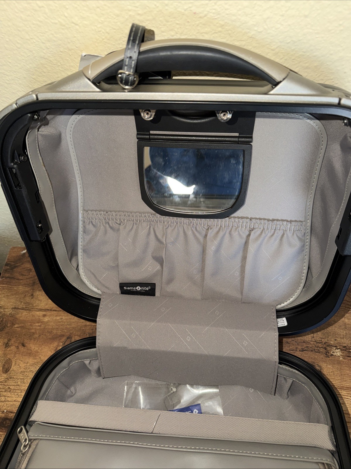 Samsonite Outline 7 Beauty Case Travel Case Black Hard Shell New with Tags