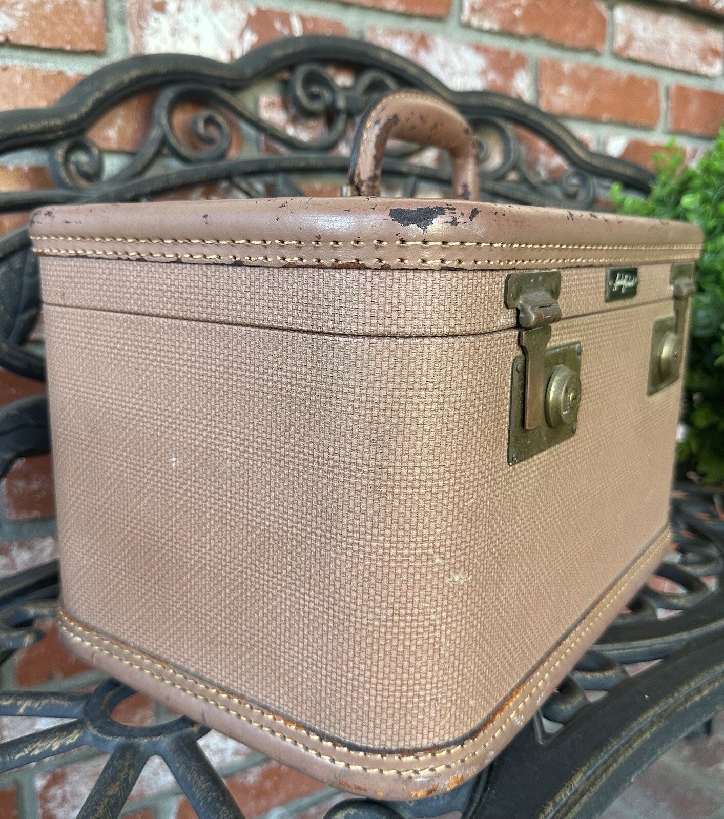 Vintage Amelia Earhart Train Case; Peach Tan; Drk Peach Int W/Mirror;Locks W/Key