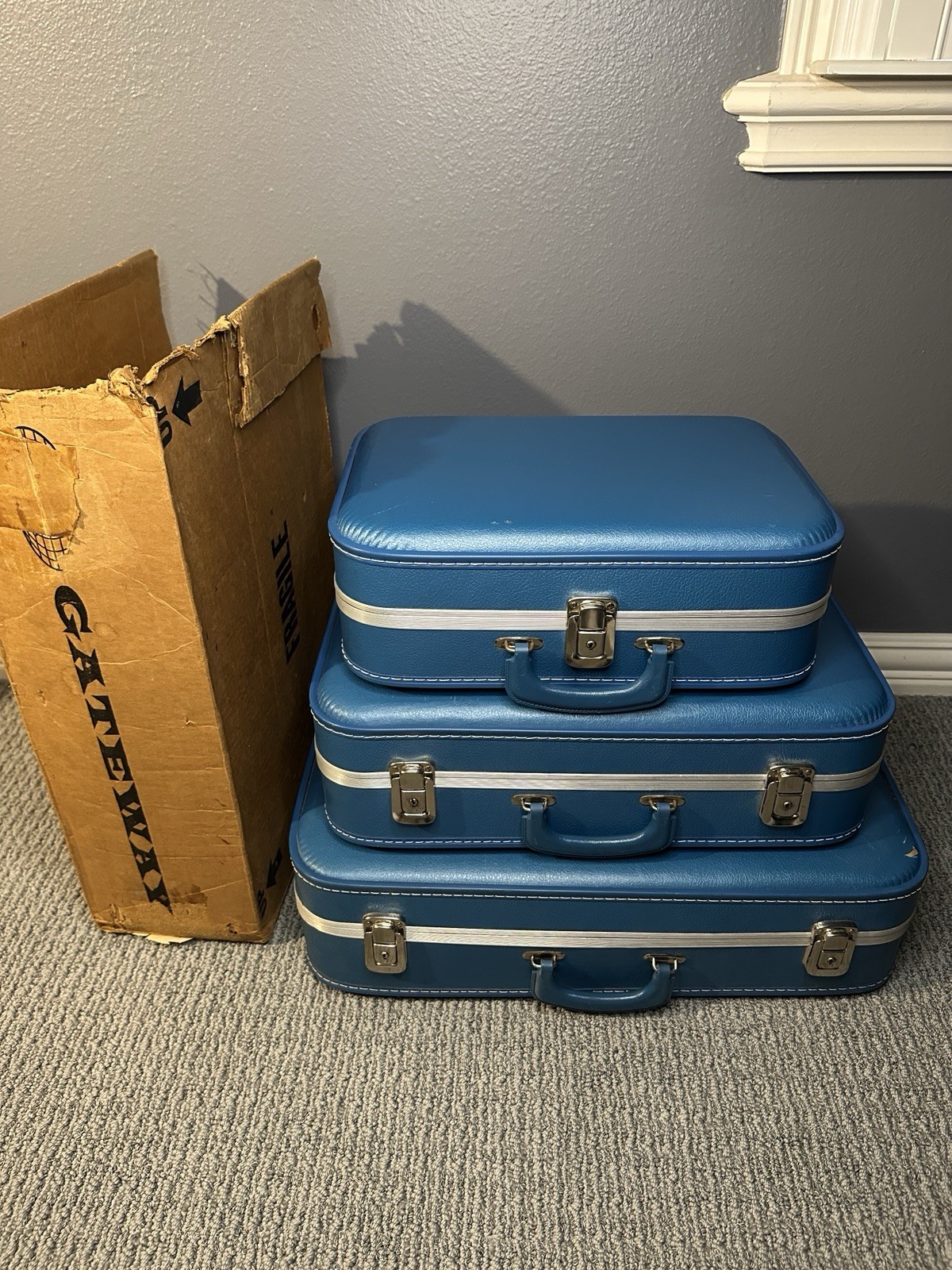 VINTAGE 1970S GATEWAY LUGGAGE 3PC – HARD CASE BLUE SUITCASES – ORIGINAL BOX