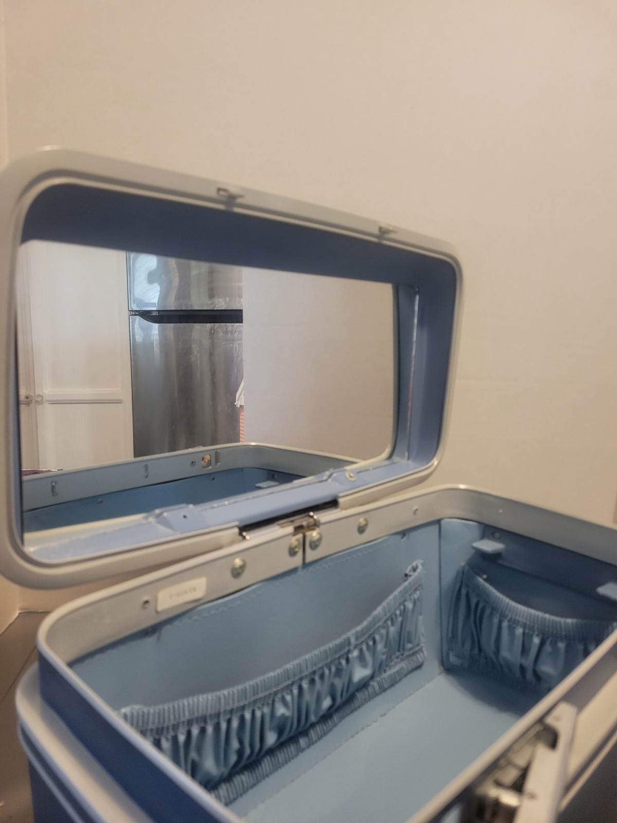 1960’s Vintage SAMSONITE Train , Makeup Vanity Case No KEY Or Tray Euc Blue