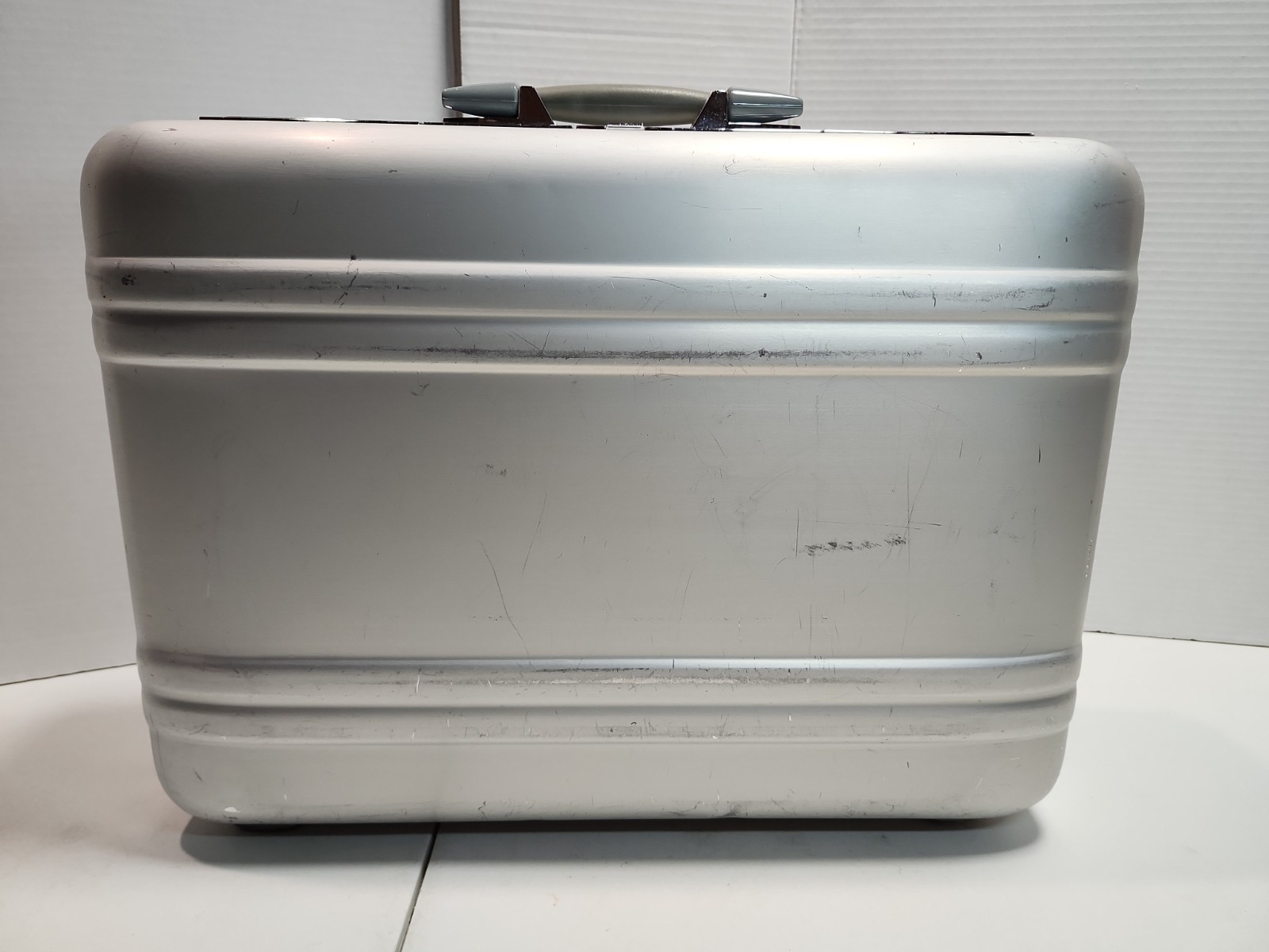 Zero Halliburton Locking Silver Aluminum Attache Case Briefcase – 1980’s – Used