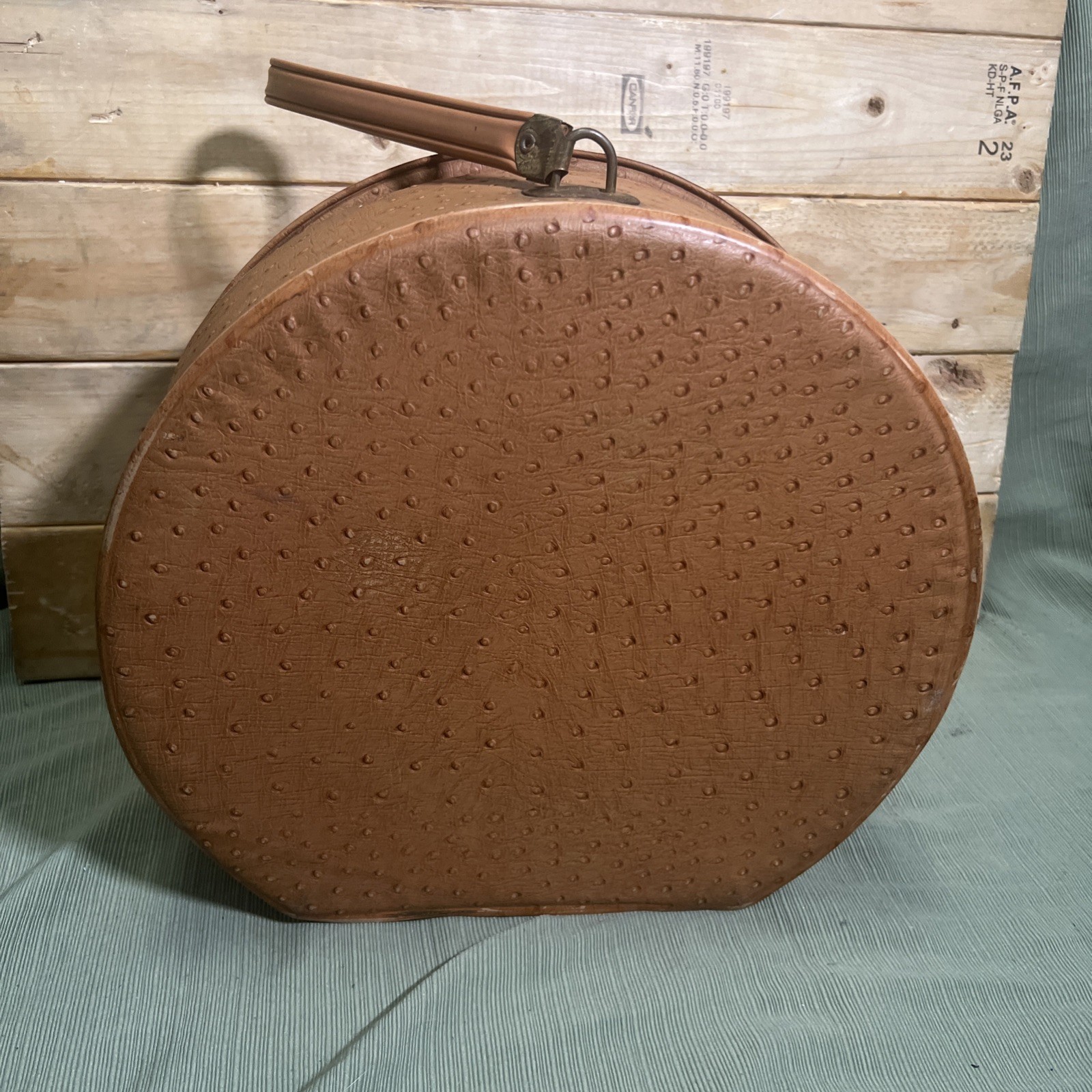 Vintage 1960’S Round Vanity Make-Up Travel Case Ostrich Leather Vinyl Barbie