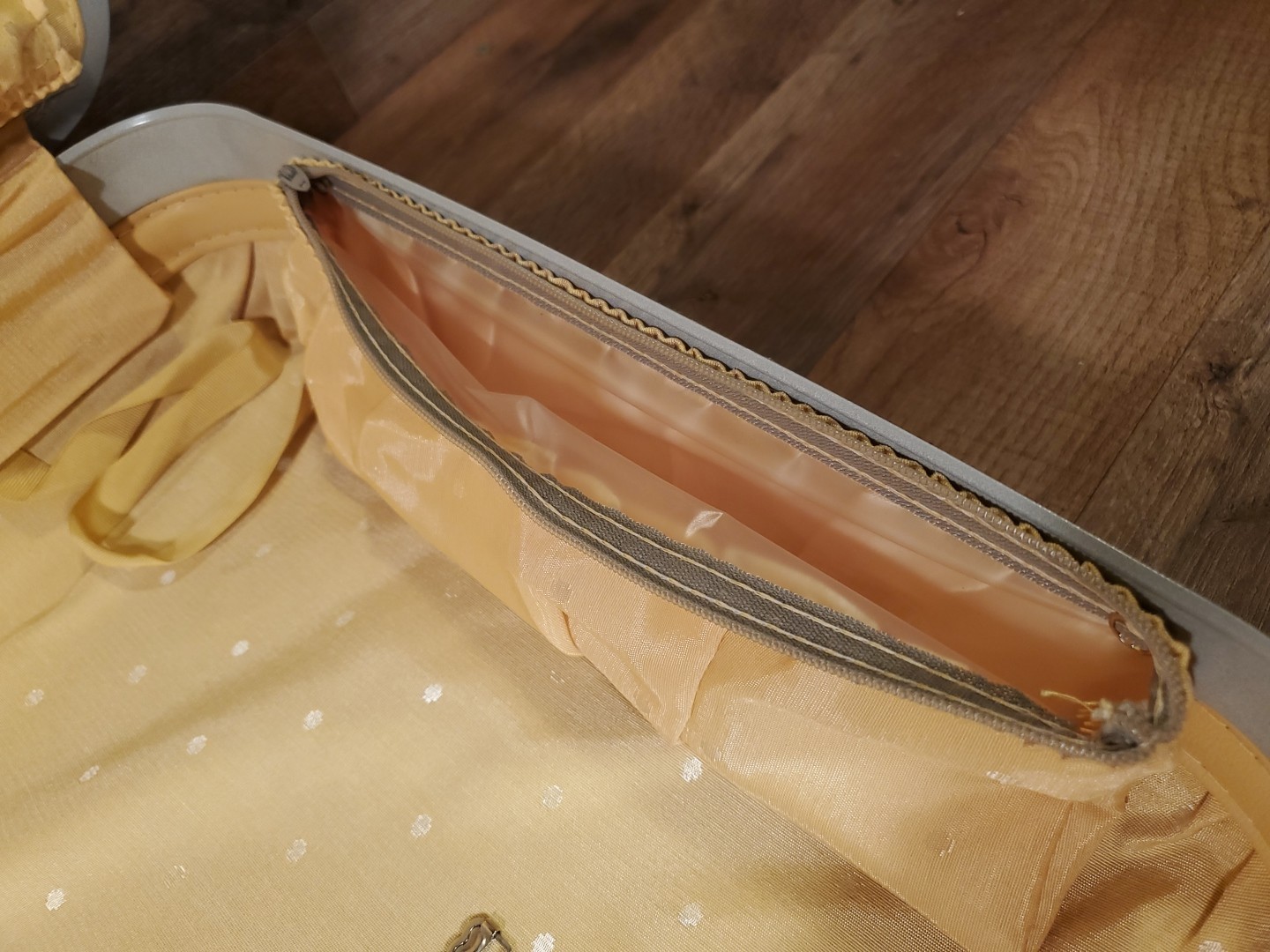 Vintage Samsonite Silhouette White Hard Shell Luggage 20” x 16” x 7”