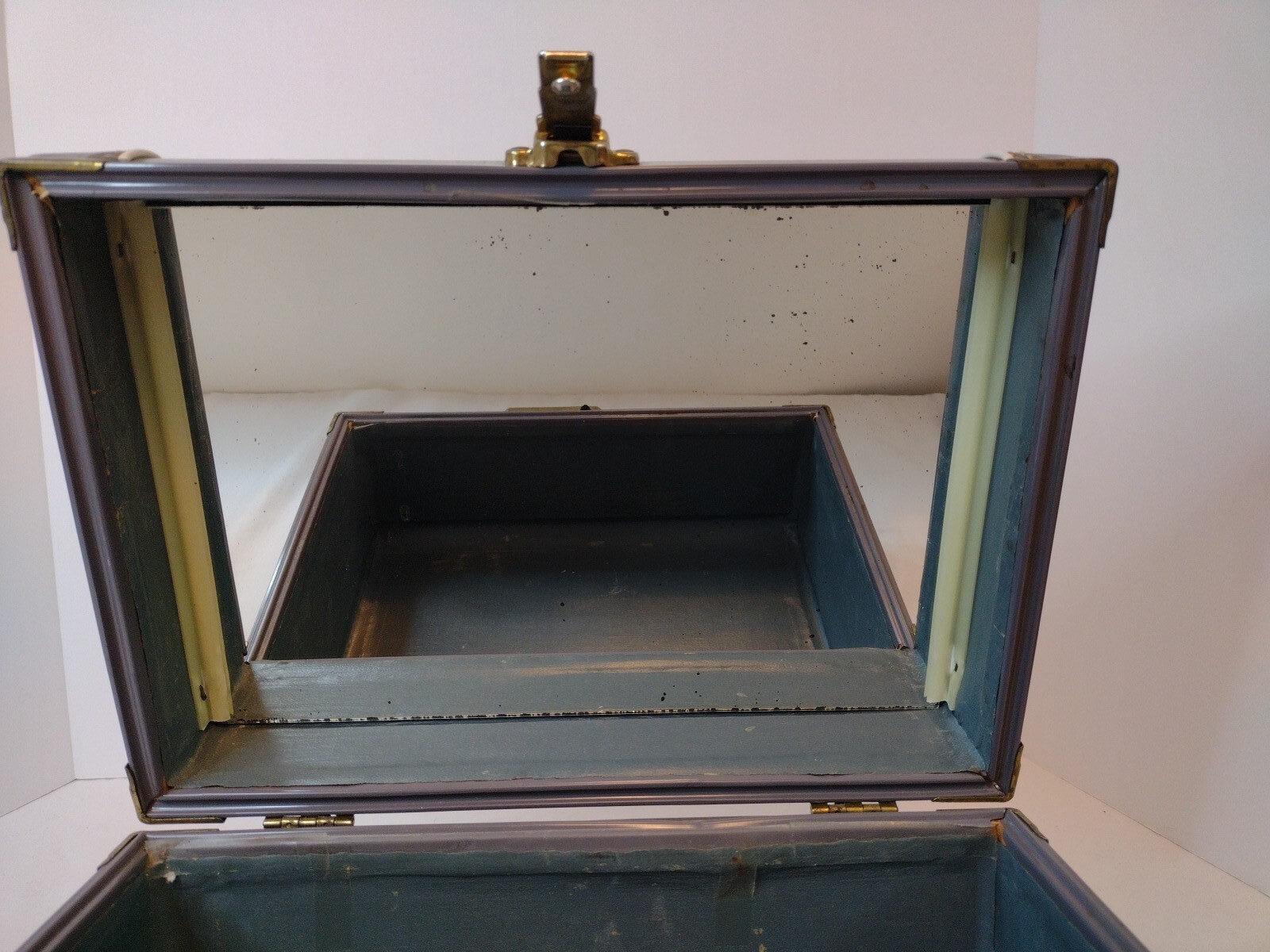 Vintage Train Case Hard Side Make Up Case with Mirror No Key Latch Works