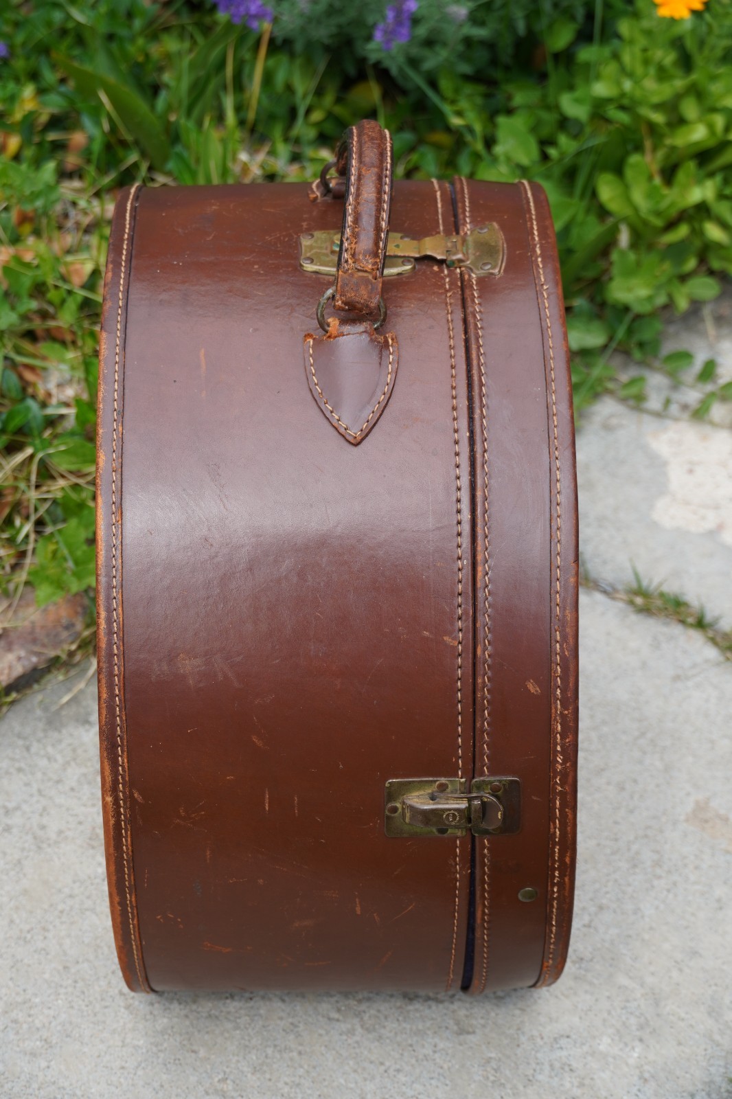 Vintage Early 1900’s Brown Leather Circular Train Carrying Case 17″x16″