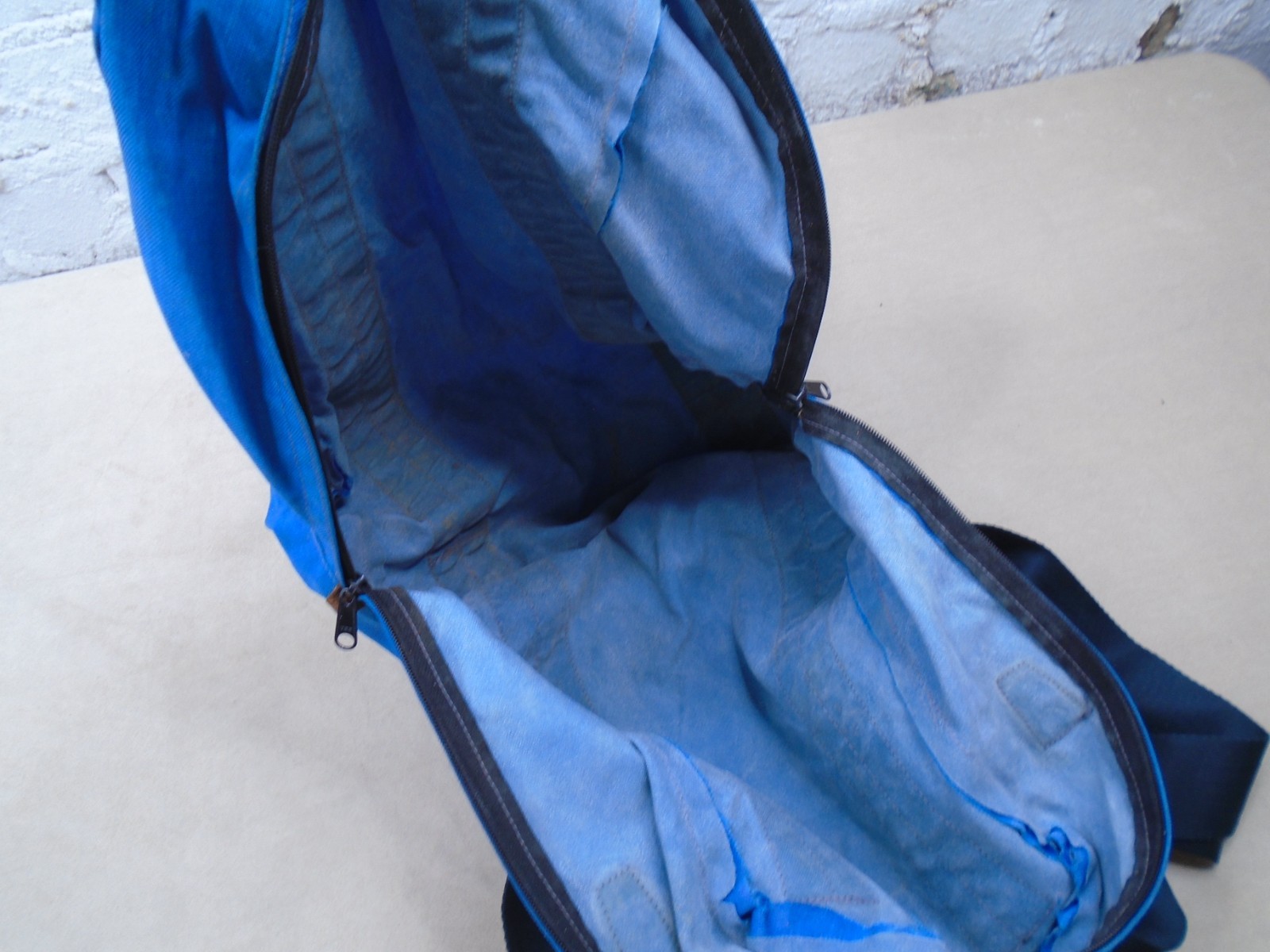 VINTAGE DOLT CALIFORNIA LARGE TRAVEL BAG BLUE RED SIDE POCKET CANVAS RARE