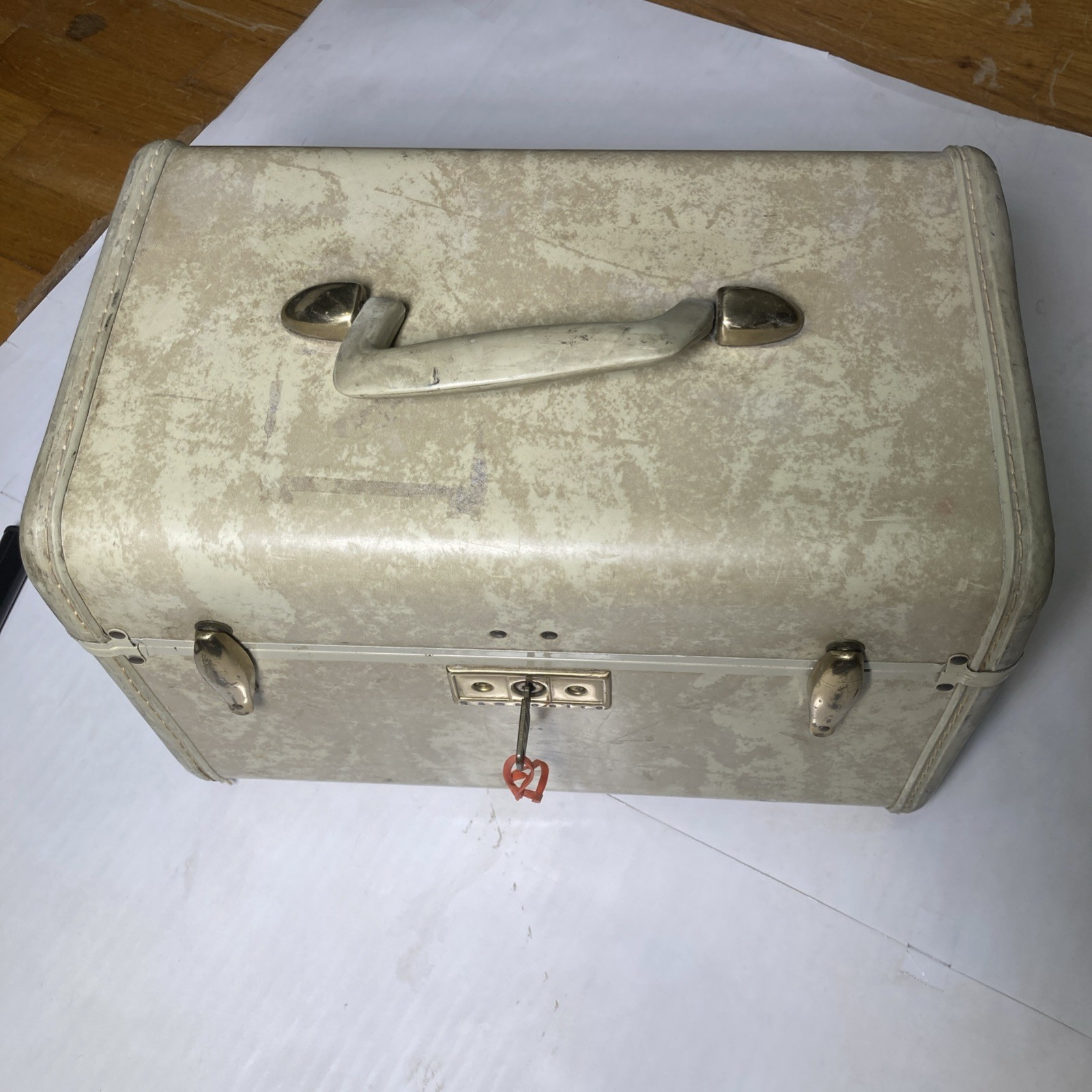 Vintage 1950s Samsonite Shwayder Brothers Marble Cream Suitcase and vanity 2 Set