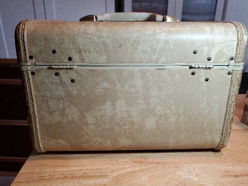 NICE Vintage Samsonite Train Case White Marbled 1950’s No KEY. Nice Mirror