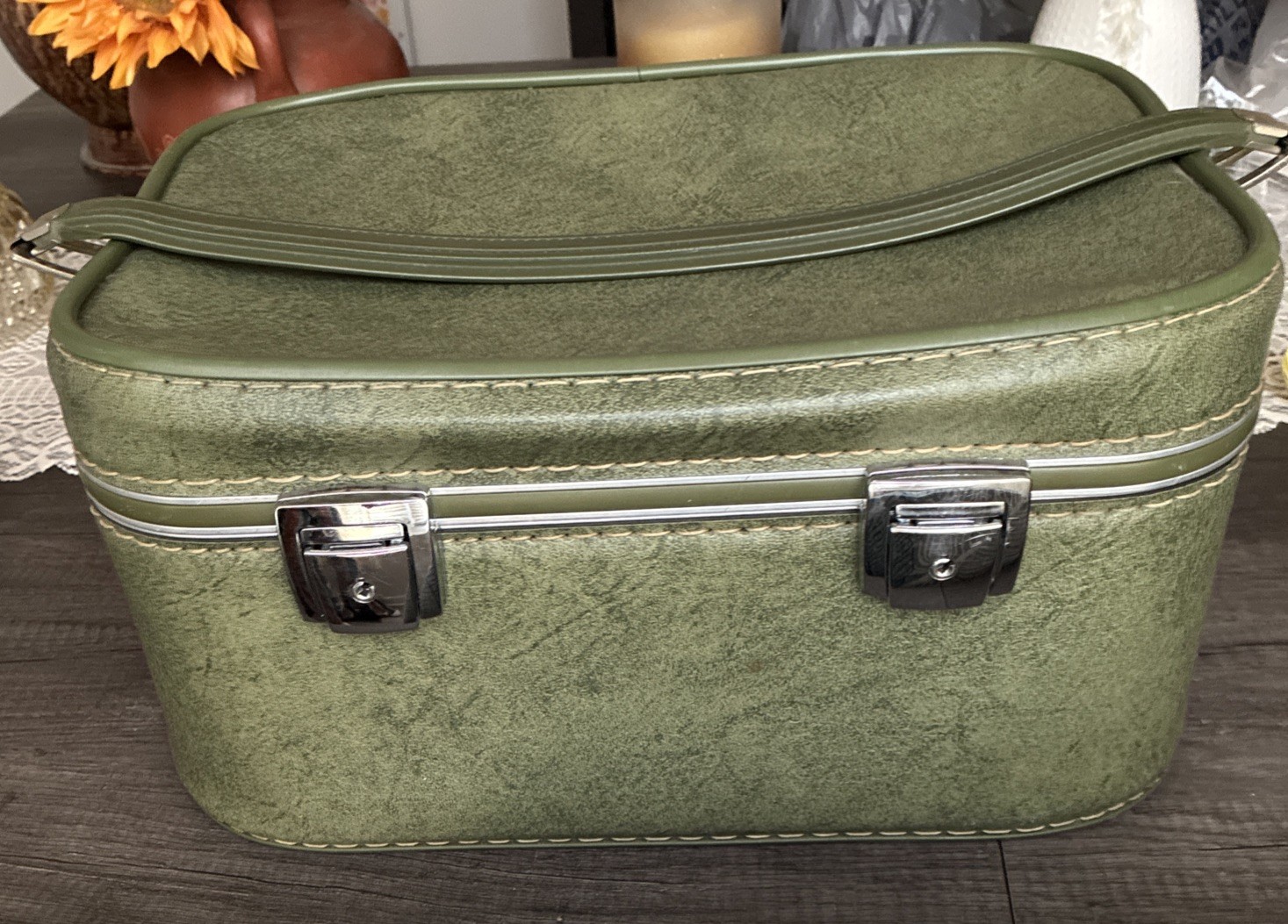 Vantage American Travel Tourister Case Avocado Green Hard shell And Ruffle Liner